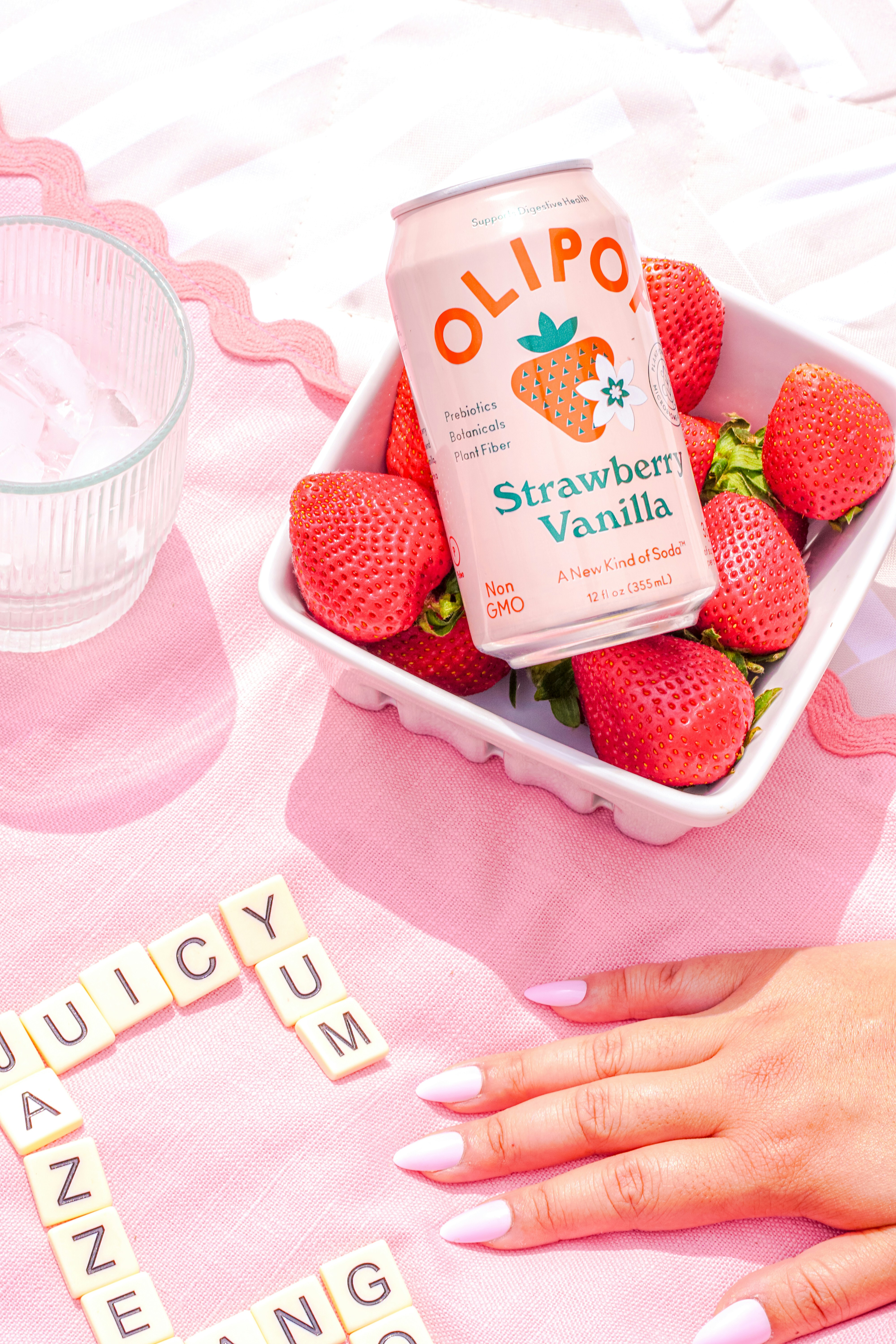 Una lattina di olipop con fragole fresche.