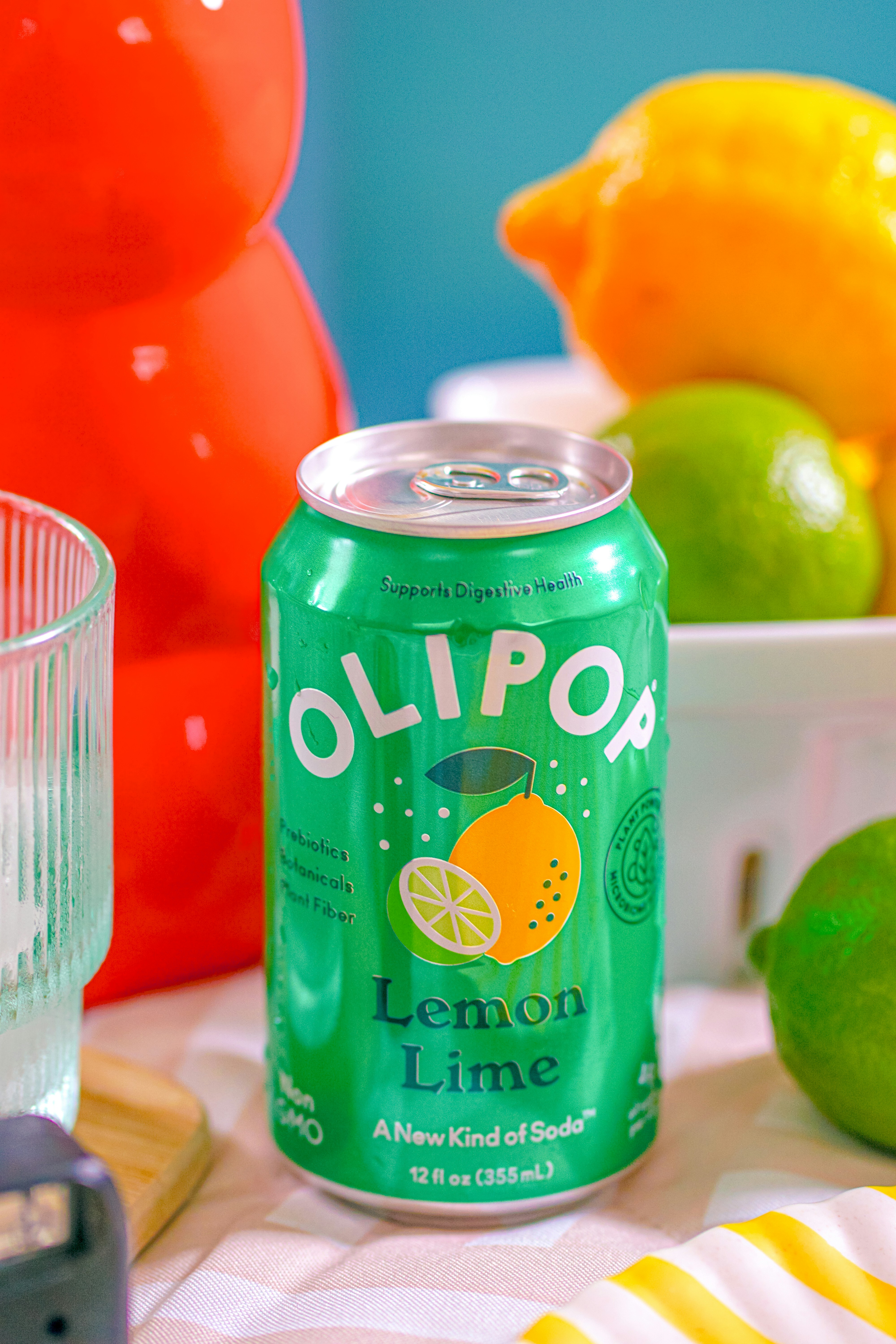 Una lattina di soda olipop al limone e lime.