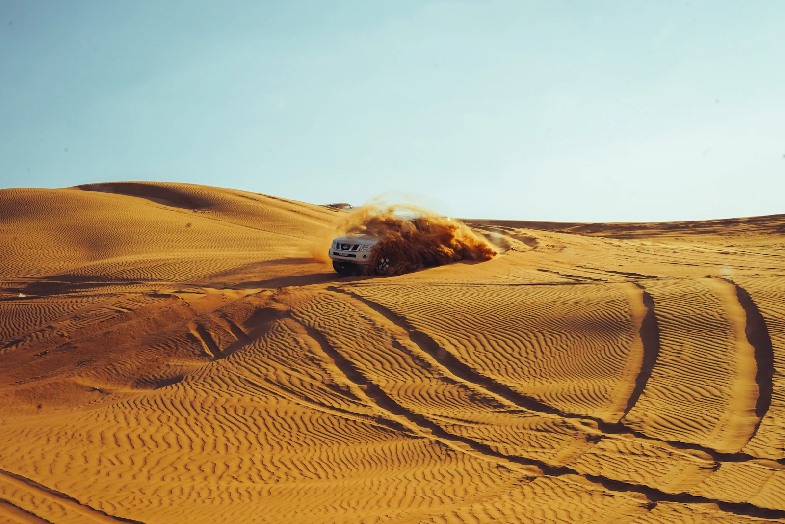 4x4 kicking up sand on a Dubai desert safari