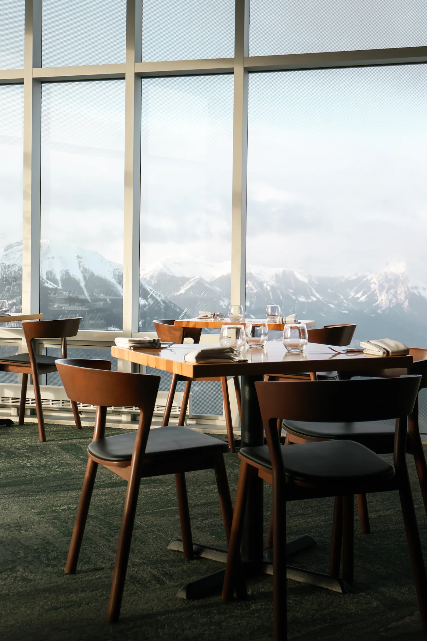 Stół w restauracji z widokiem na góry