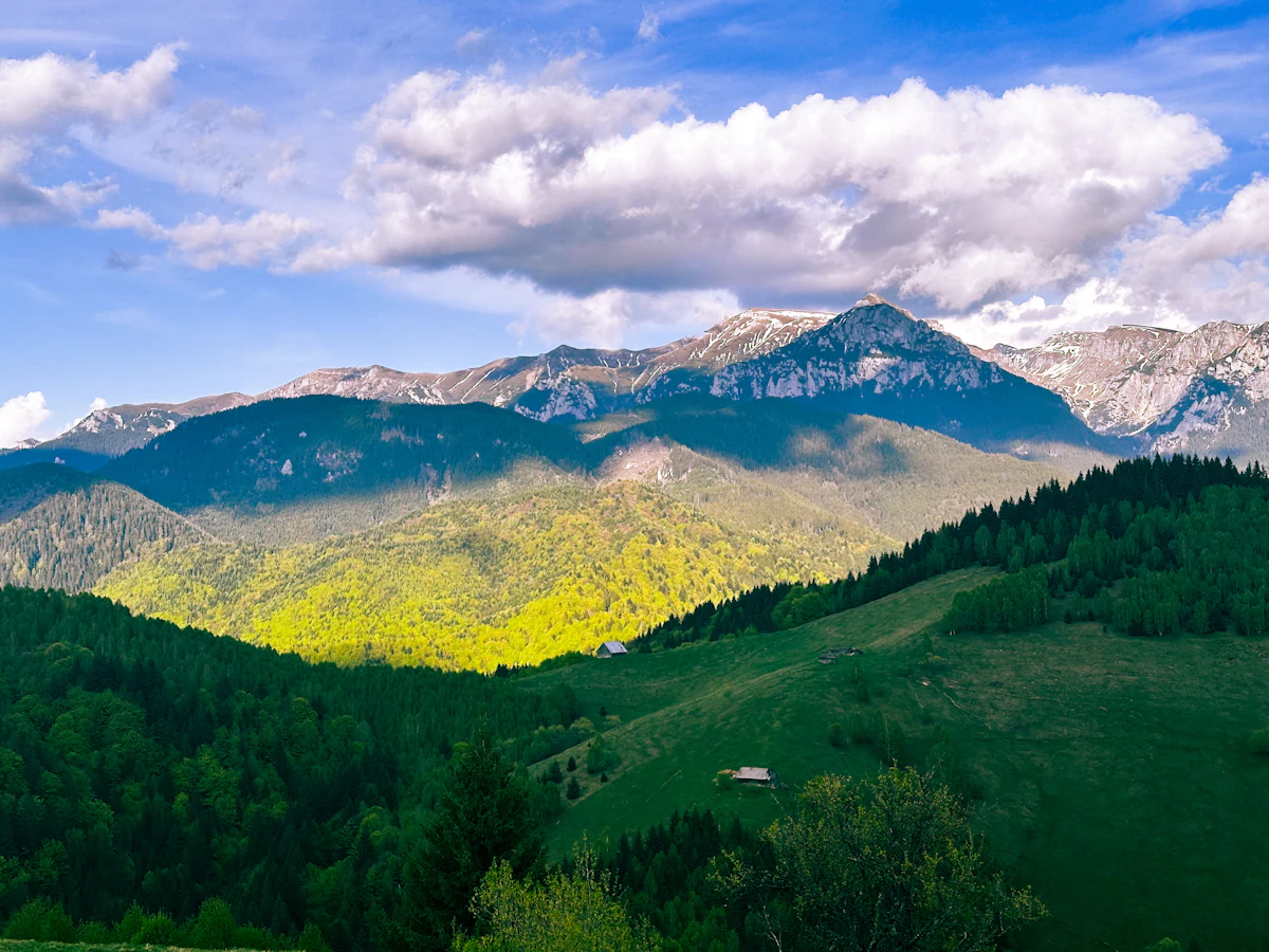 Cazare în Bran: priveliște spre munți de la Amfiteatrul Transilvania, în Moieciu