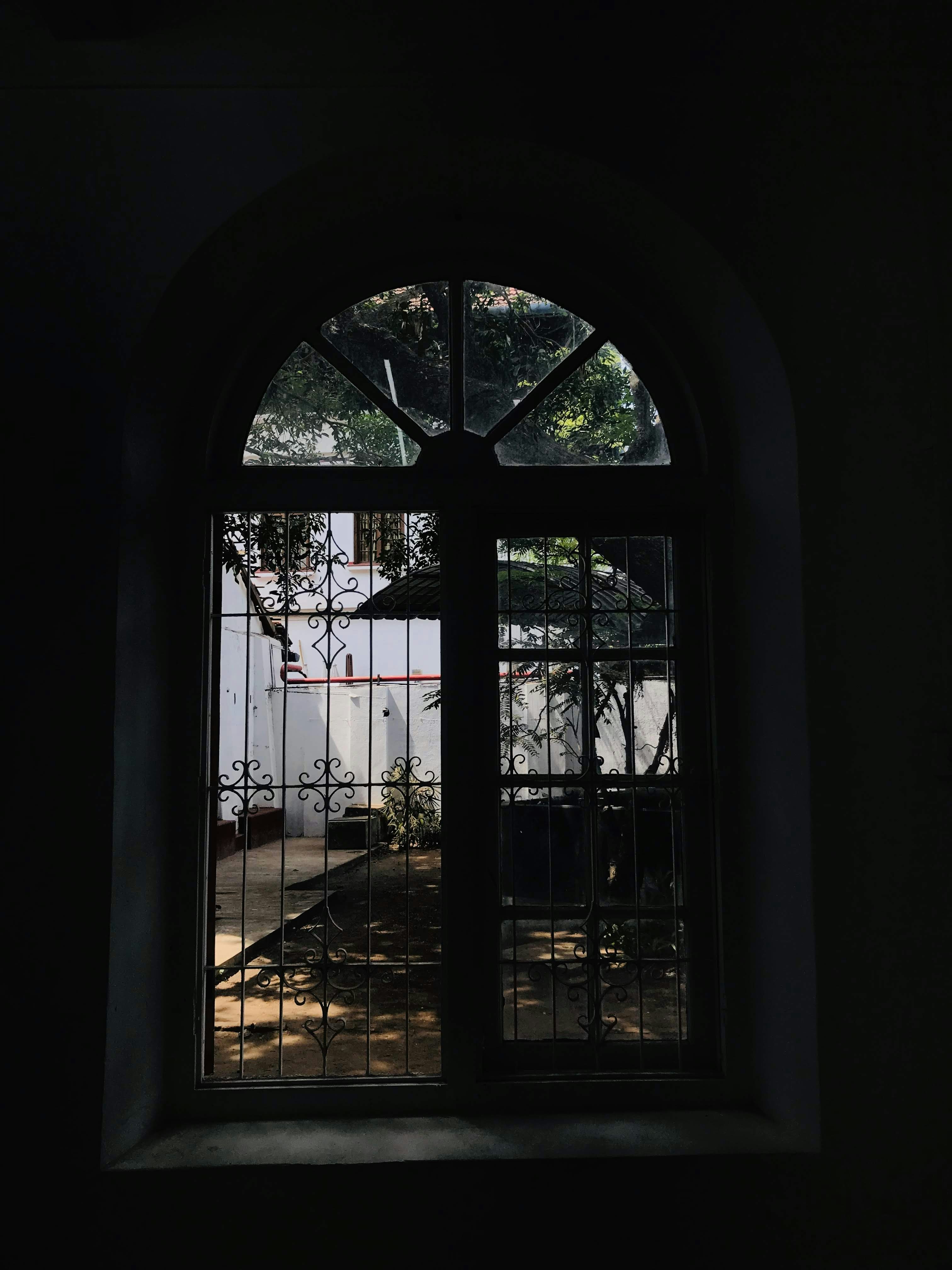 Ein Fenster gibt den Blick nach draußen frei.