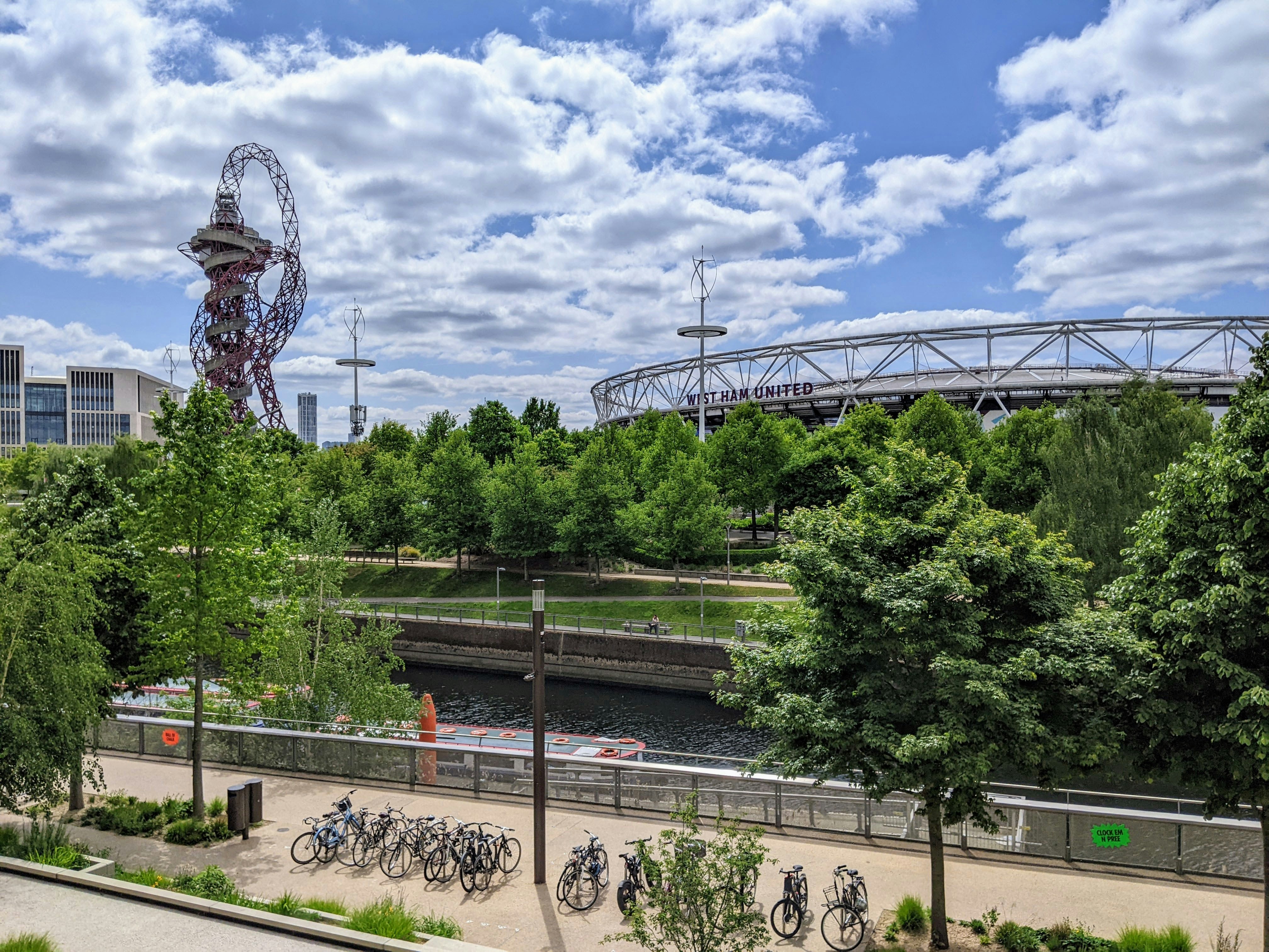 観覧車とスタジアムのあるロンドンのオリンピック公園。