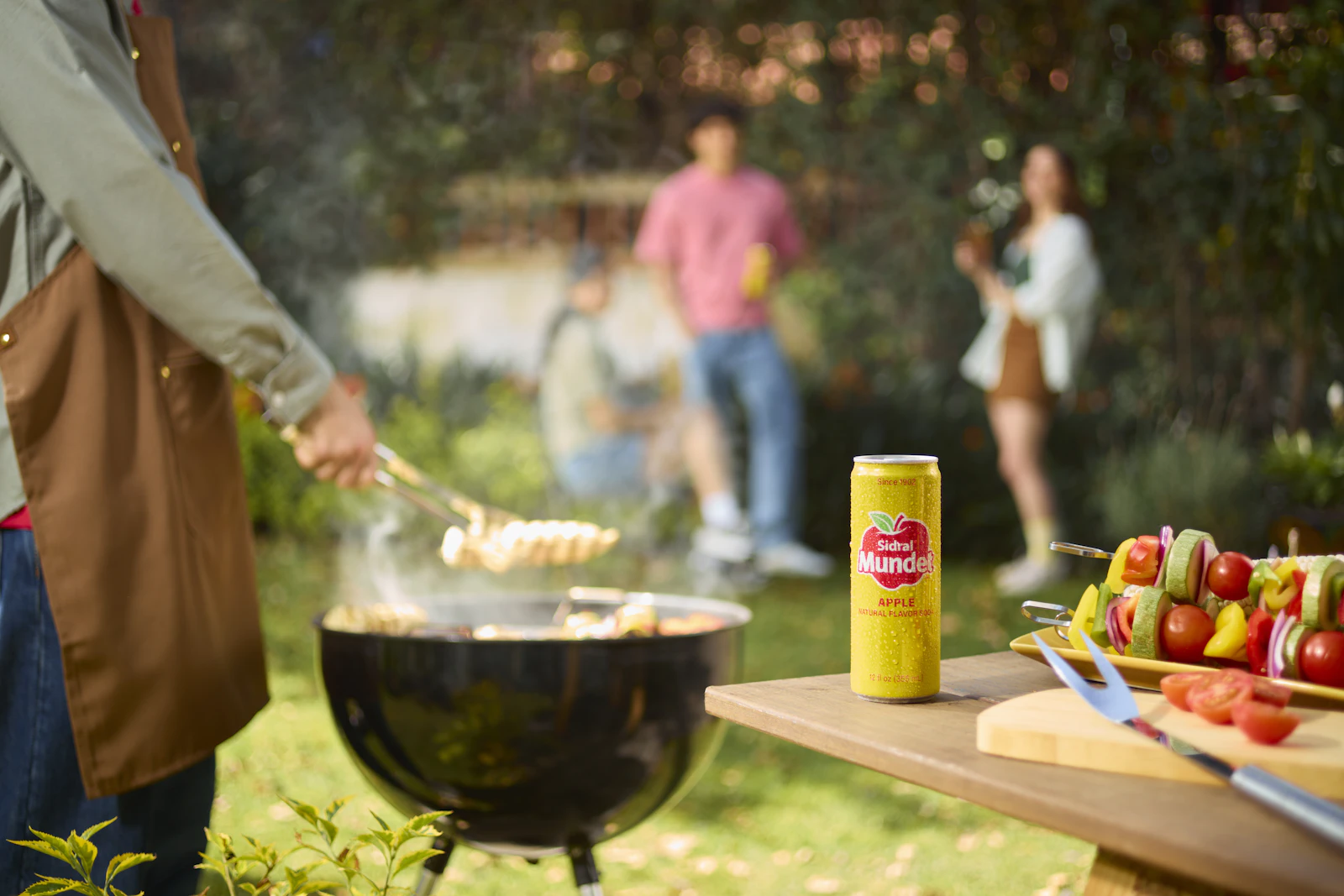 Freunde genießen einen gemeinsamen Grillabend im Garten
