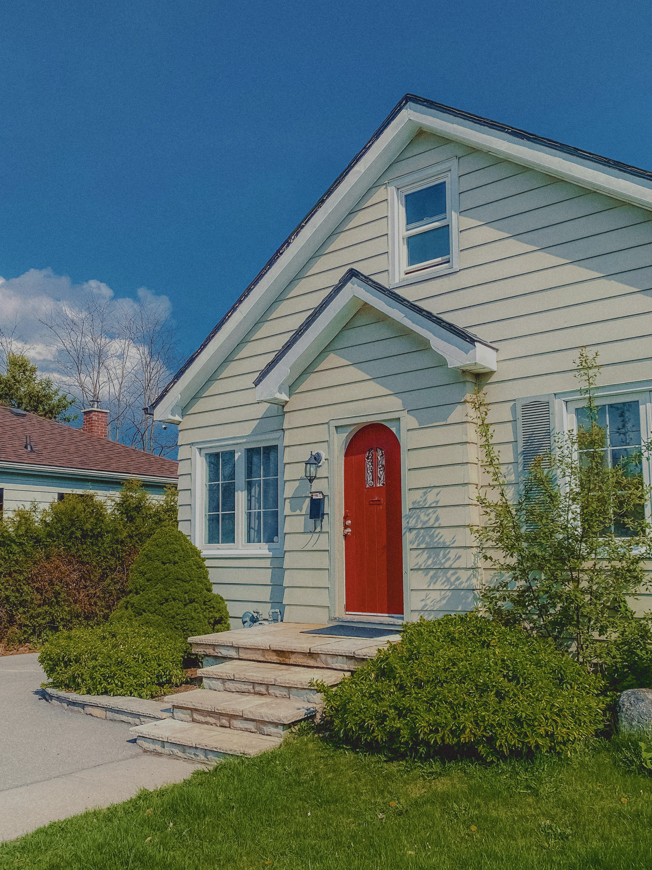 A red house with a blue door hi-res stock photography and images - Alamy, image size:3000x3999