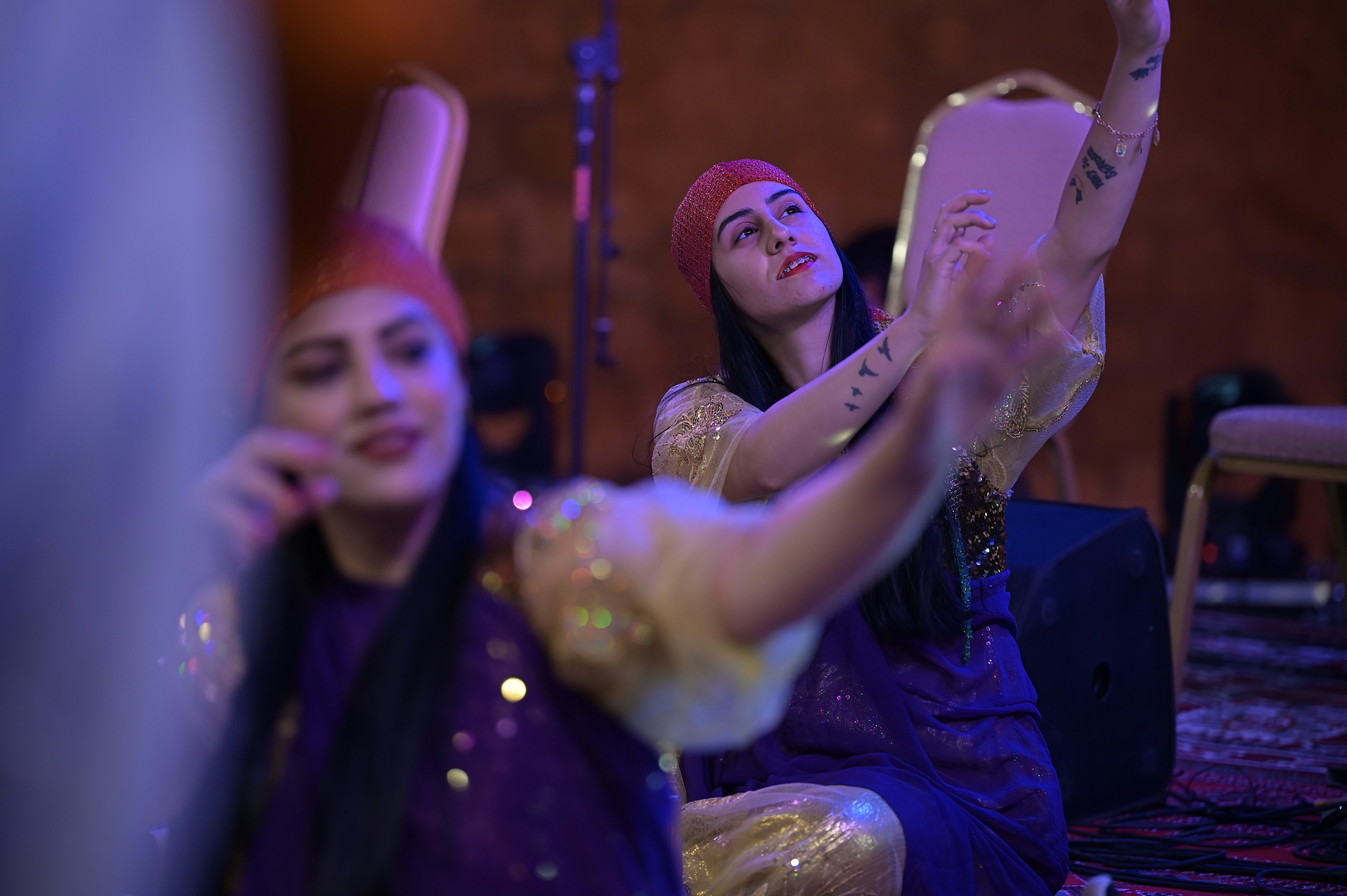Dos mujeres realizan una danza tradicional.
