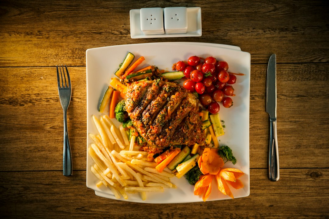 cómo disfrutar comida con menos sal - Cómo Disfrutar Cada Bocado con Menos Sal: 5 Trucos de Chef para Platos Irresistibles (¡Olvídate del Salero!)