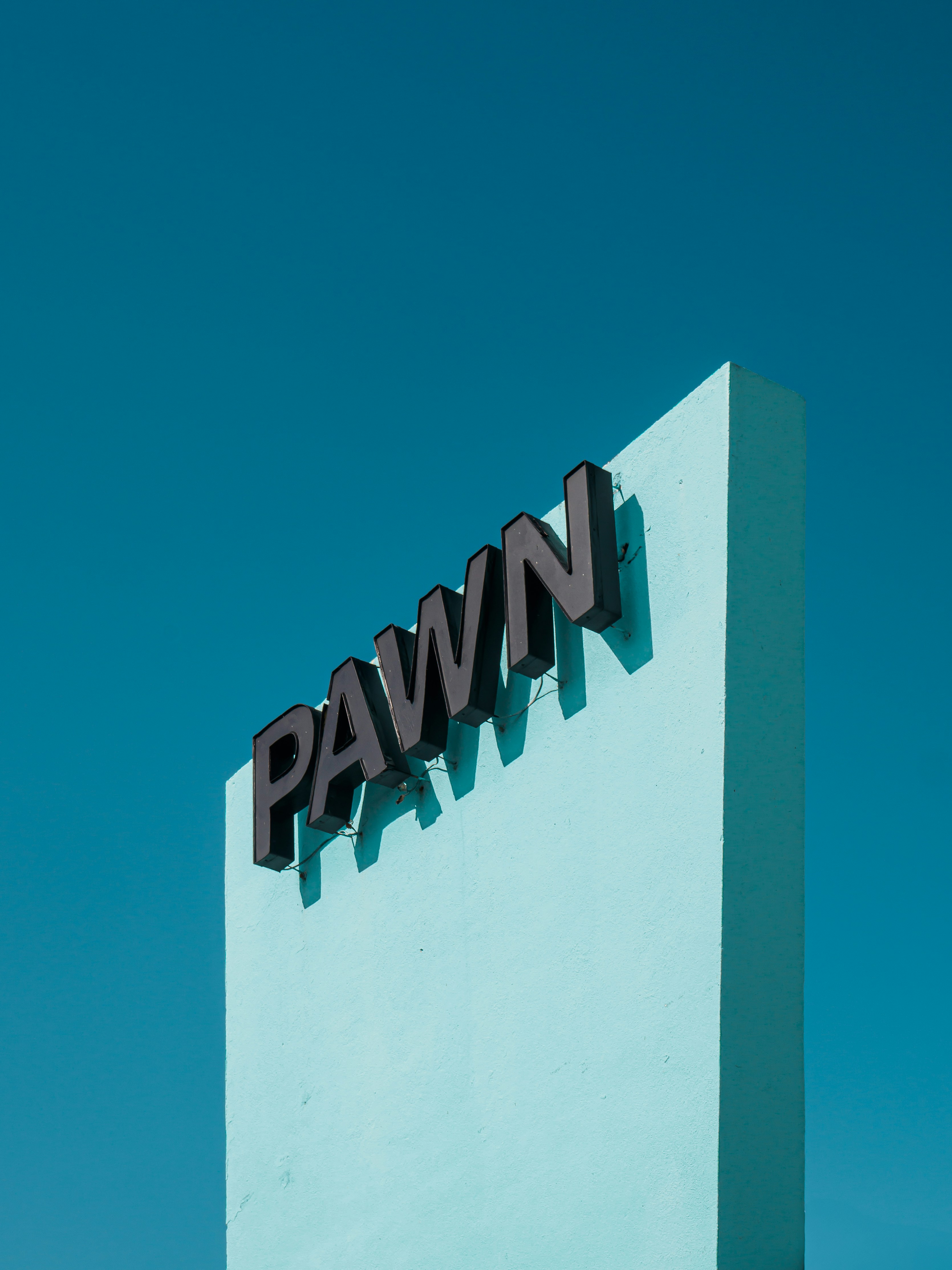 真っ青な空を背景にした質屋の看板。