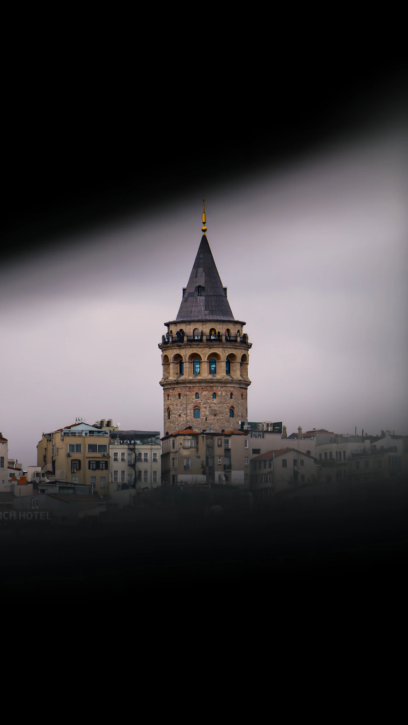 Torre de Gálata vista desde una calle del barrio de Beyoglu, Estambul, Turquía