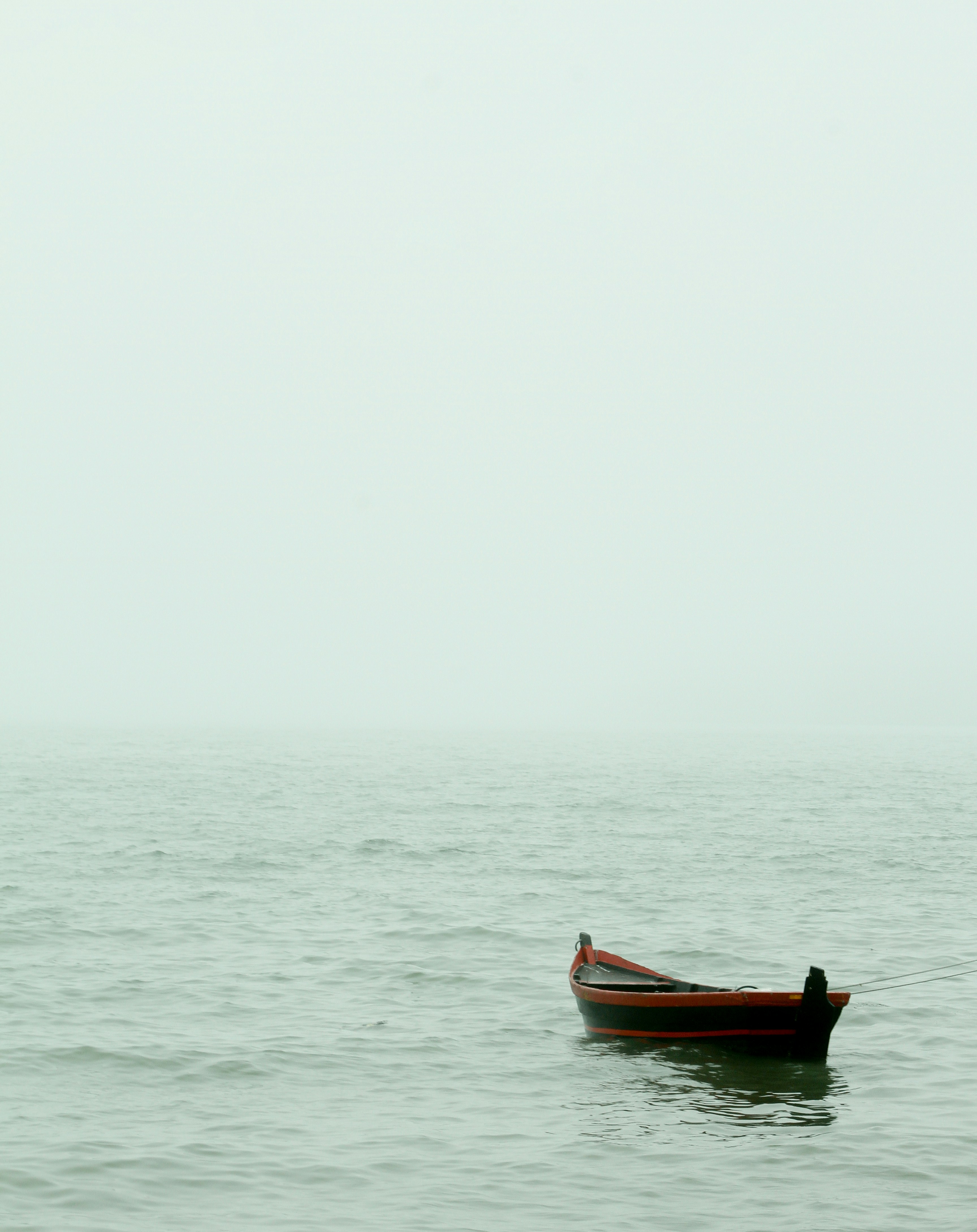 안개 낀 바다 위에 외로운 배가 떠 있습니다.