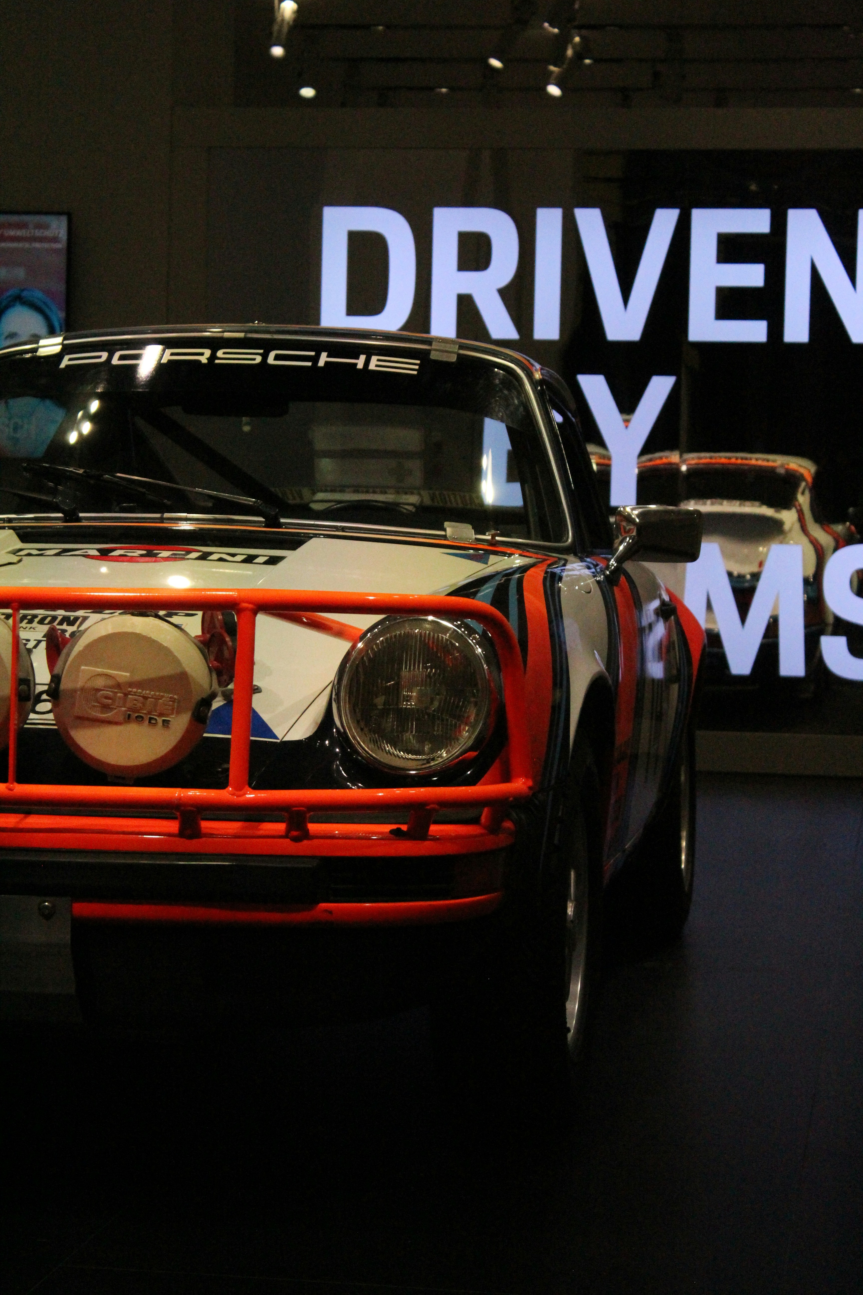 Coche de carreras Porsche antiguo en exhibición.