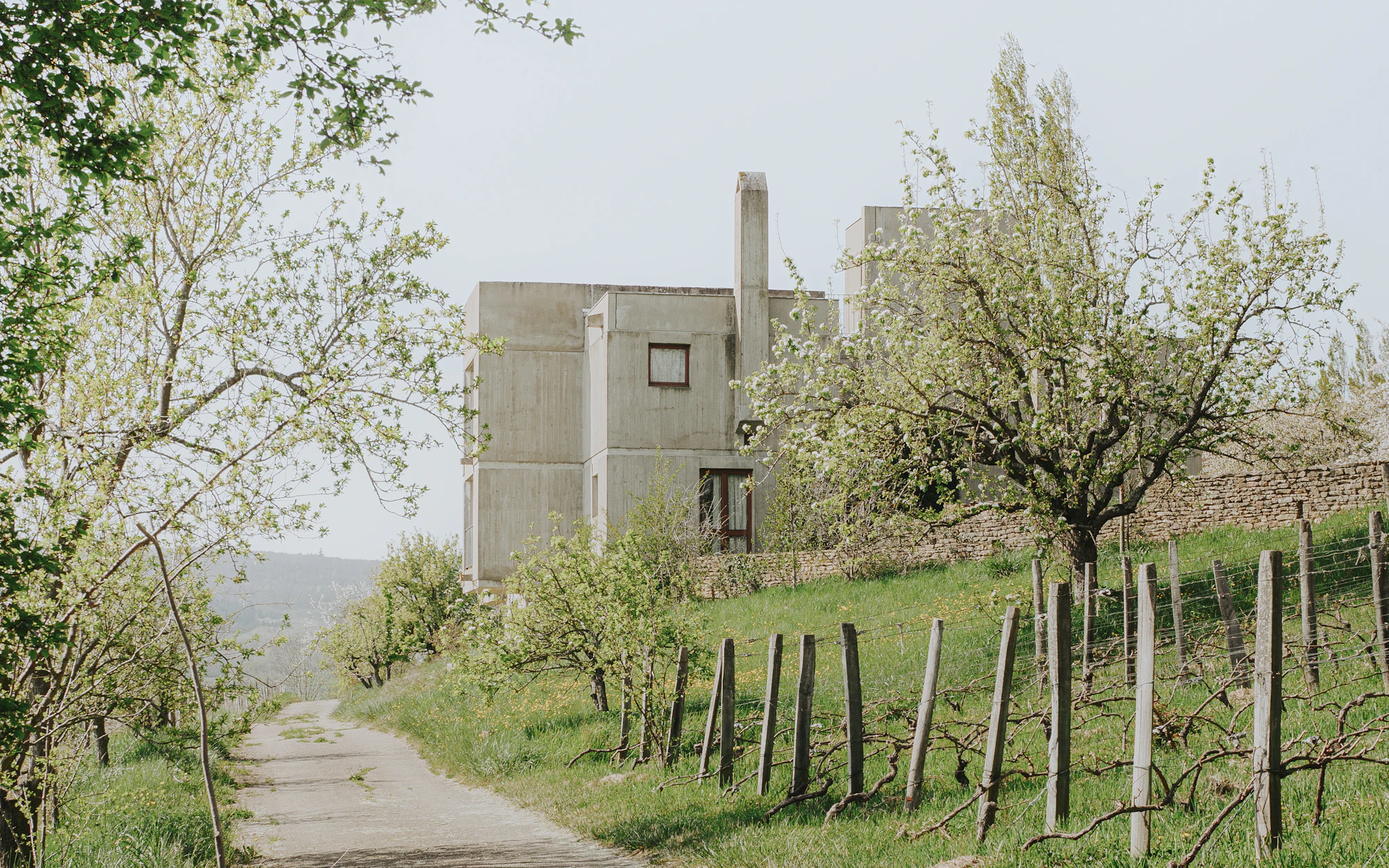 Betonbau auf einem grünen Hang