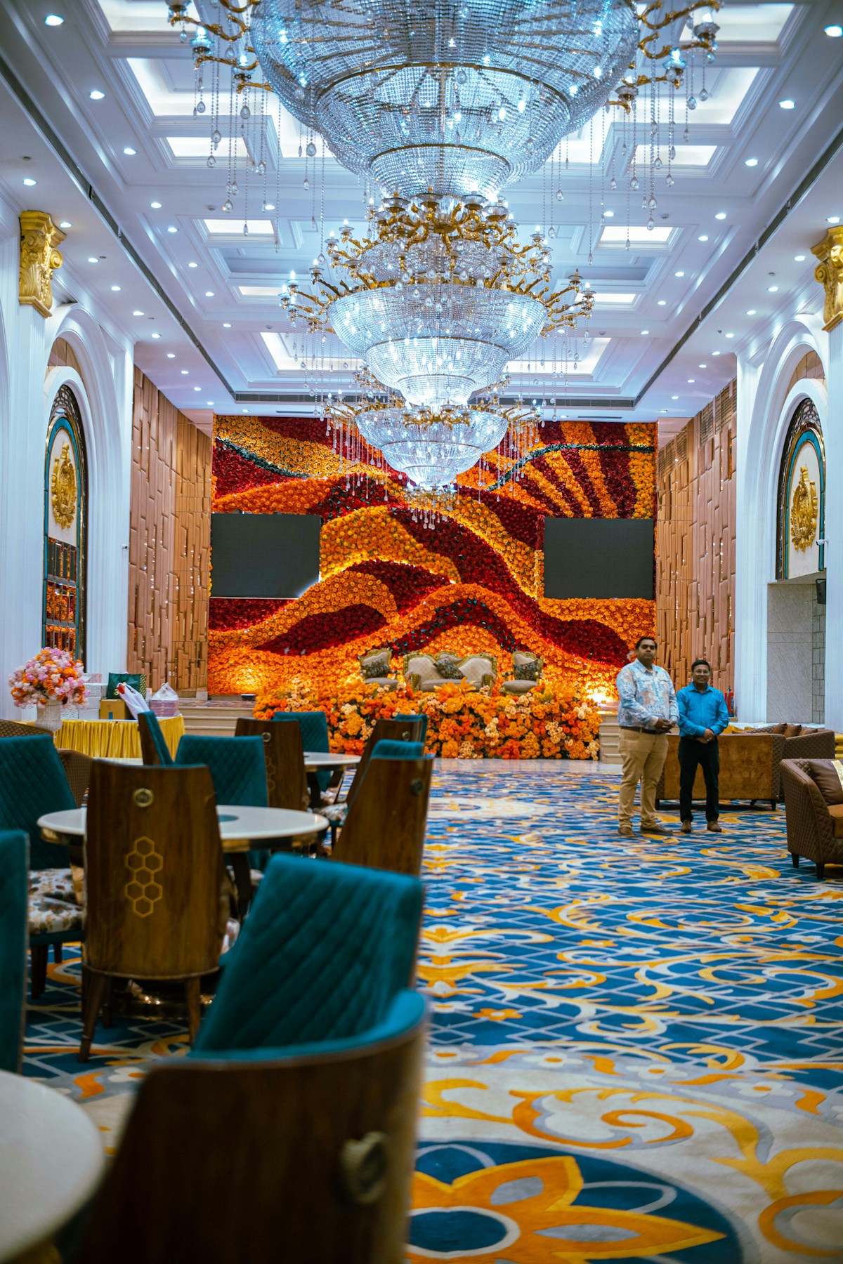 Lustre et décoration florale