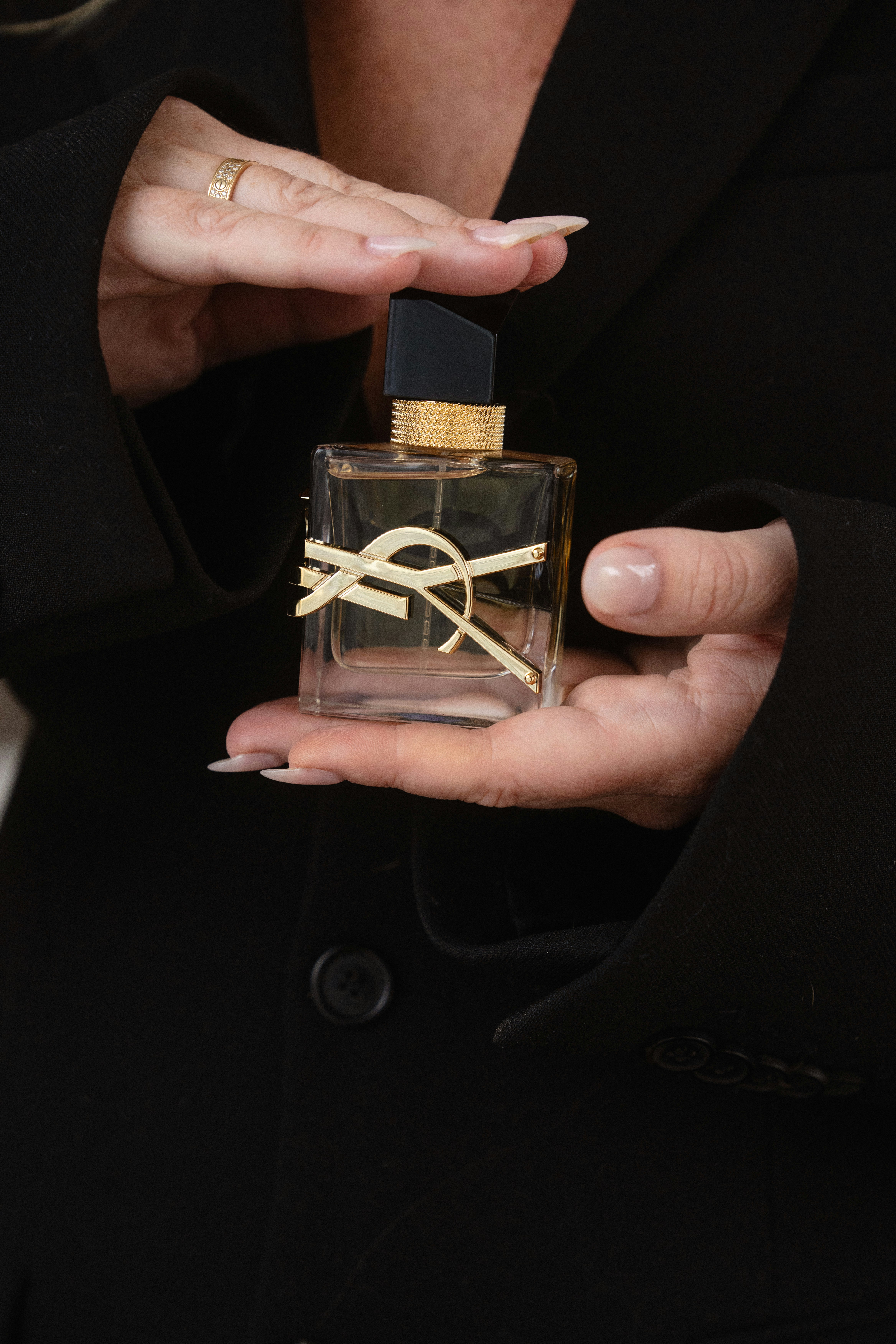 photo-1746746411904-5b59015667d4?ixid=M3wxMjA3fDB8MXxzZWFyY2h8N3x8eXNsJTIwcGVyZnVtZXxlbnwwfHx8fDE3NjkwMjMzMzV8MA\u0026ixlib=rb-4.1.0