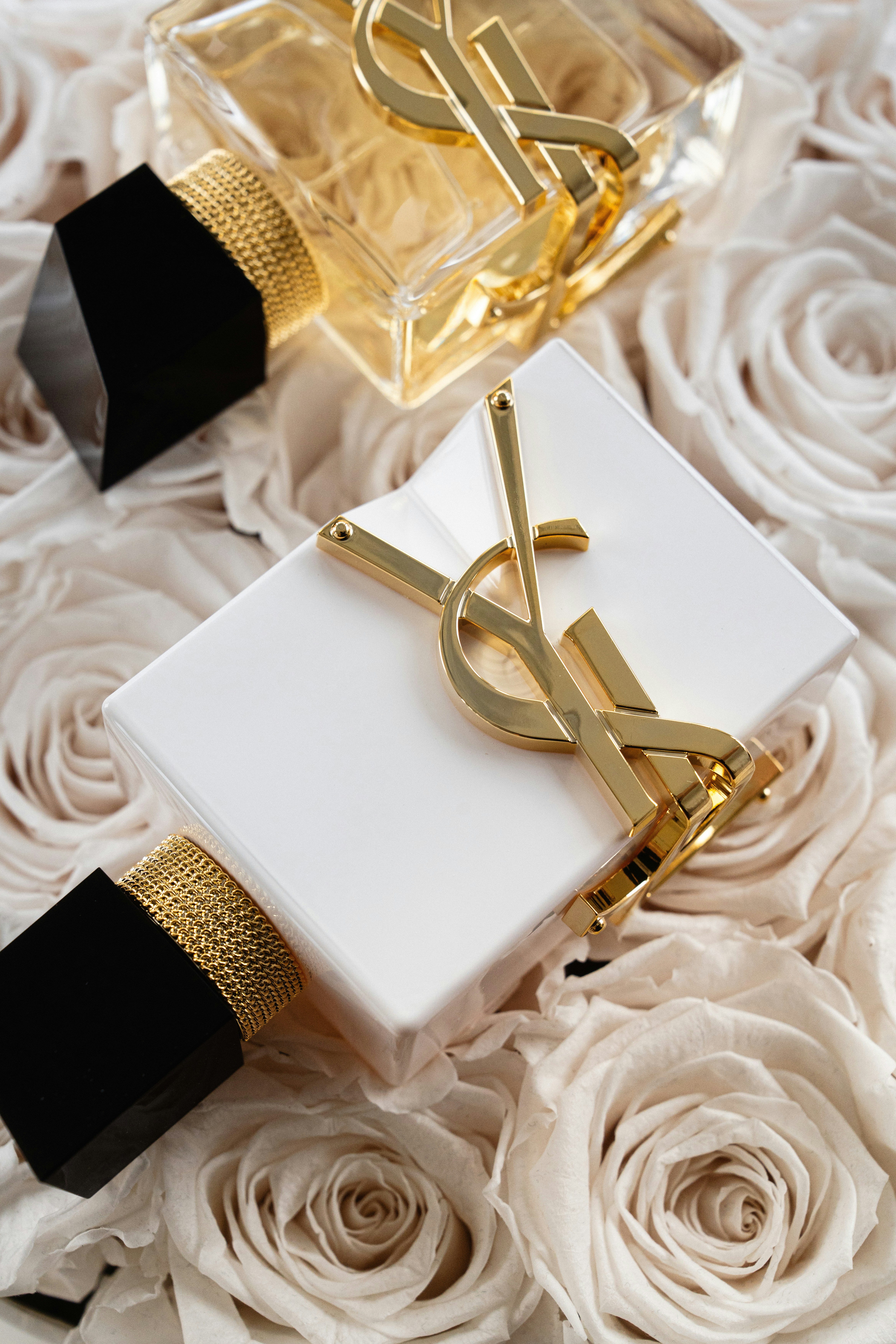 Elegant wedding invitation, gold, ilustrasi artikel Crafting Your Story: How to Word Your Dream Wedding Invitations 6