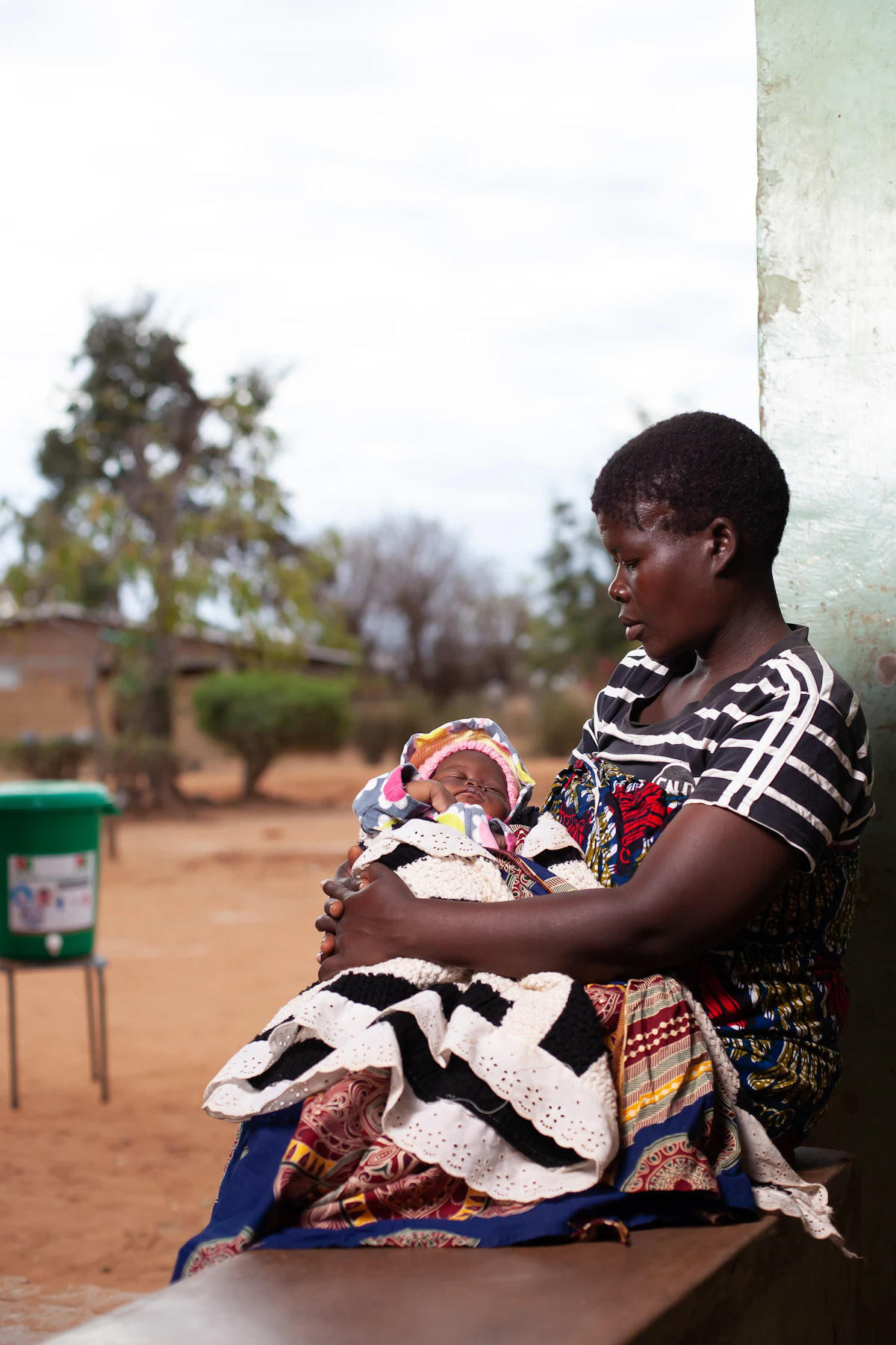 Maman tenant tendrement son bébé