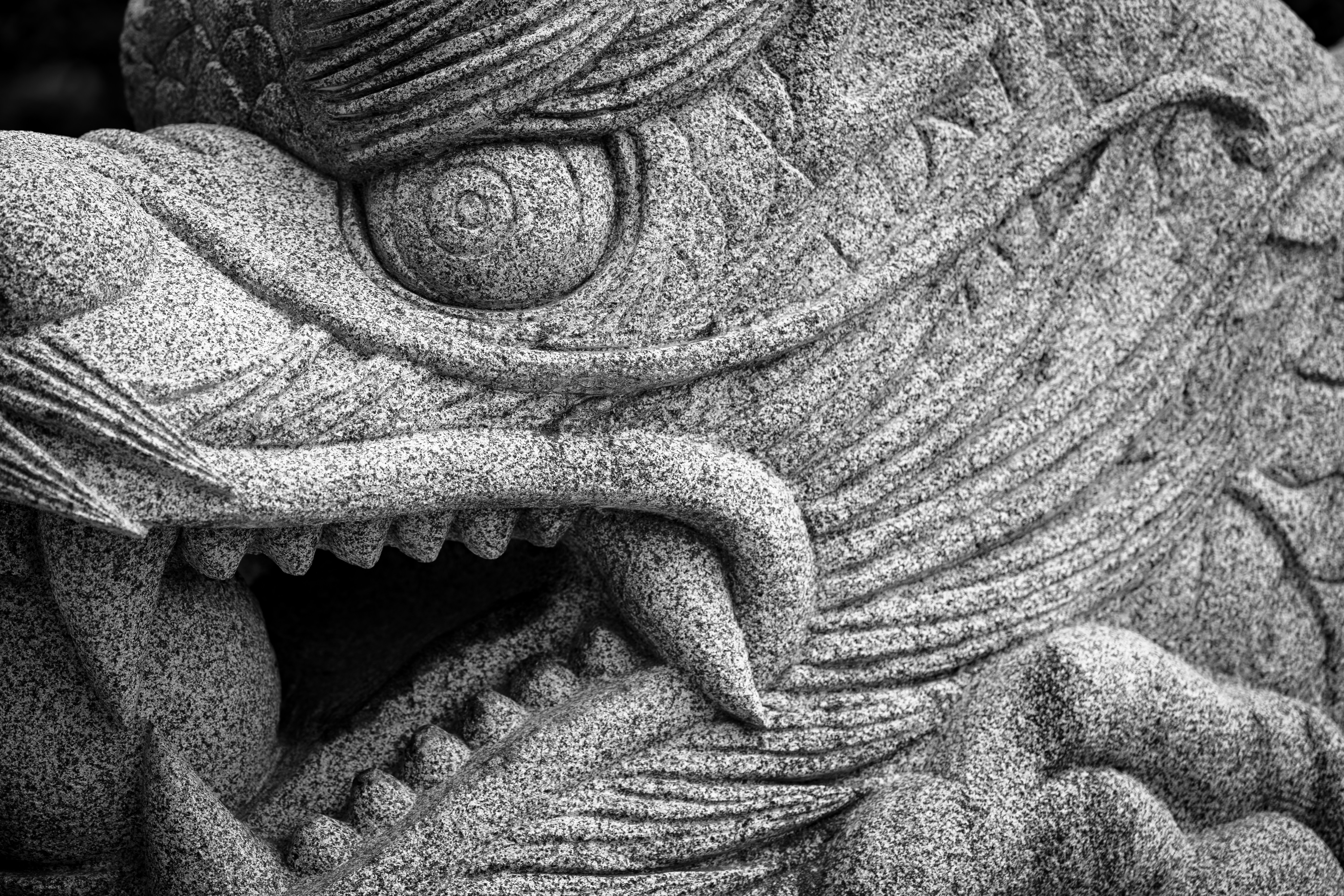 Un dragón de piedra mira ferozmente.