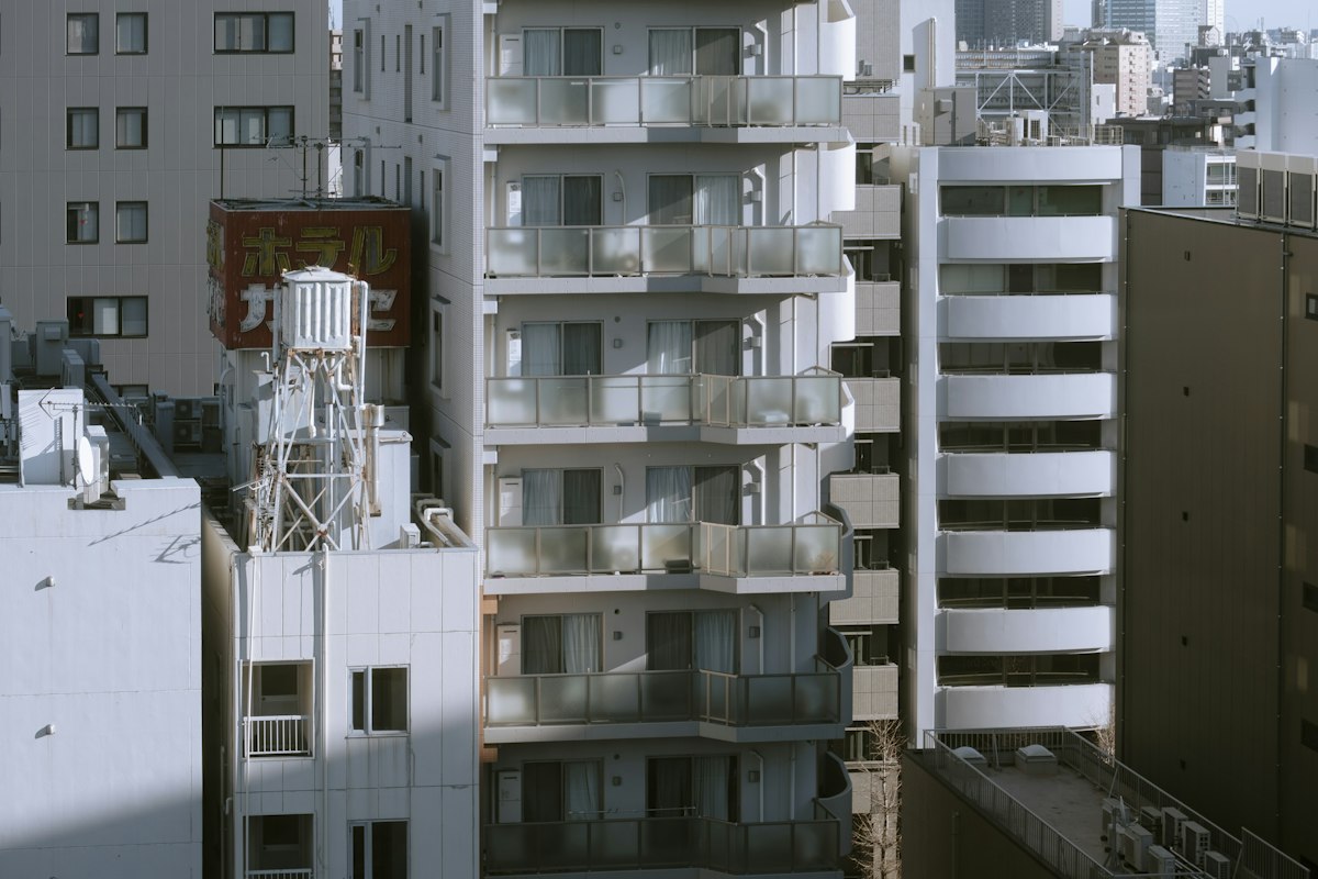 晴れた日に並ぶ中層の集合住宅とビル
