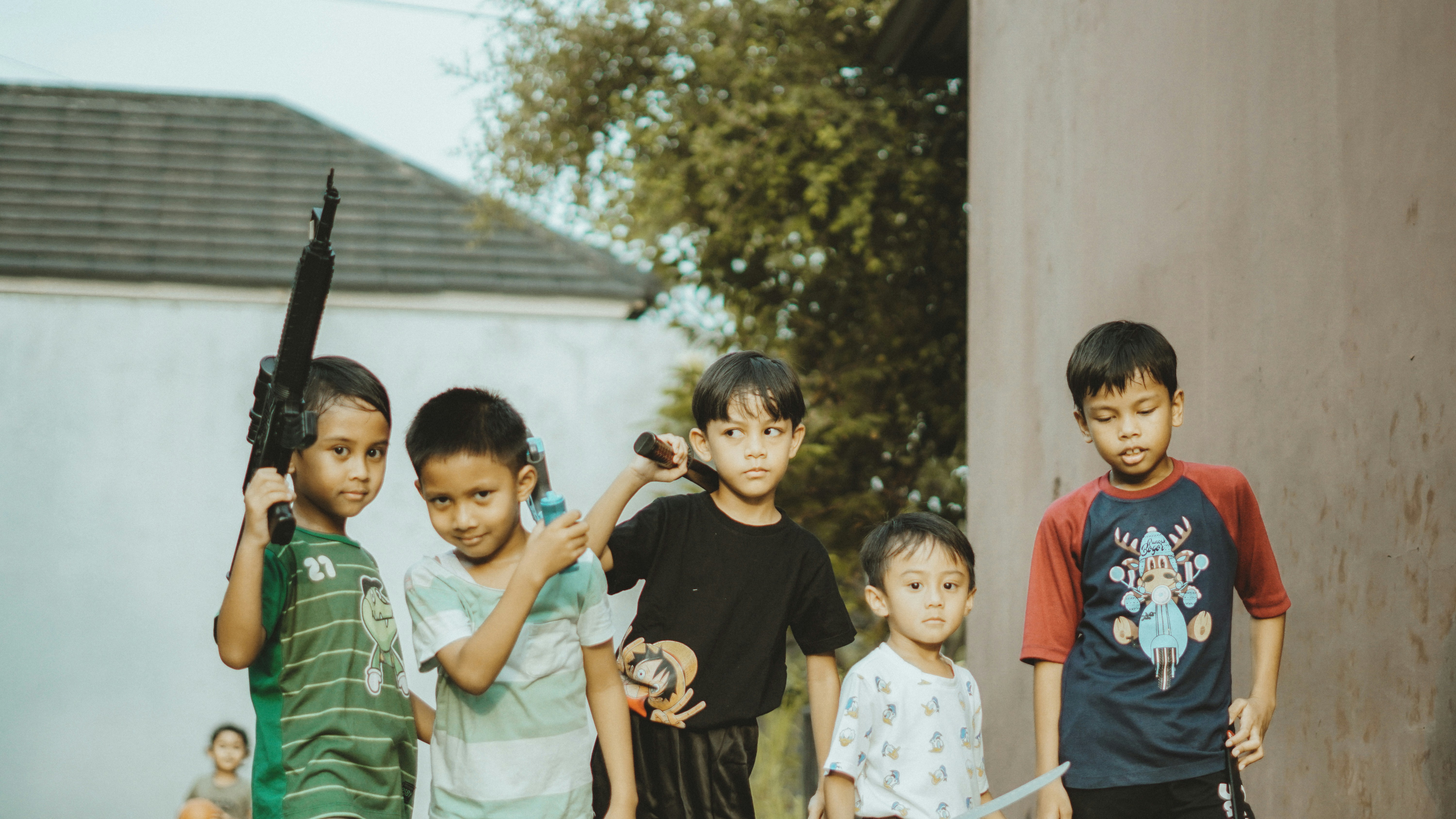 Enfant heureux jouant dans la nature