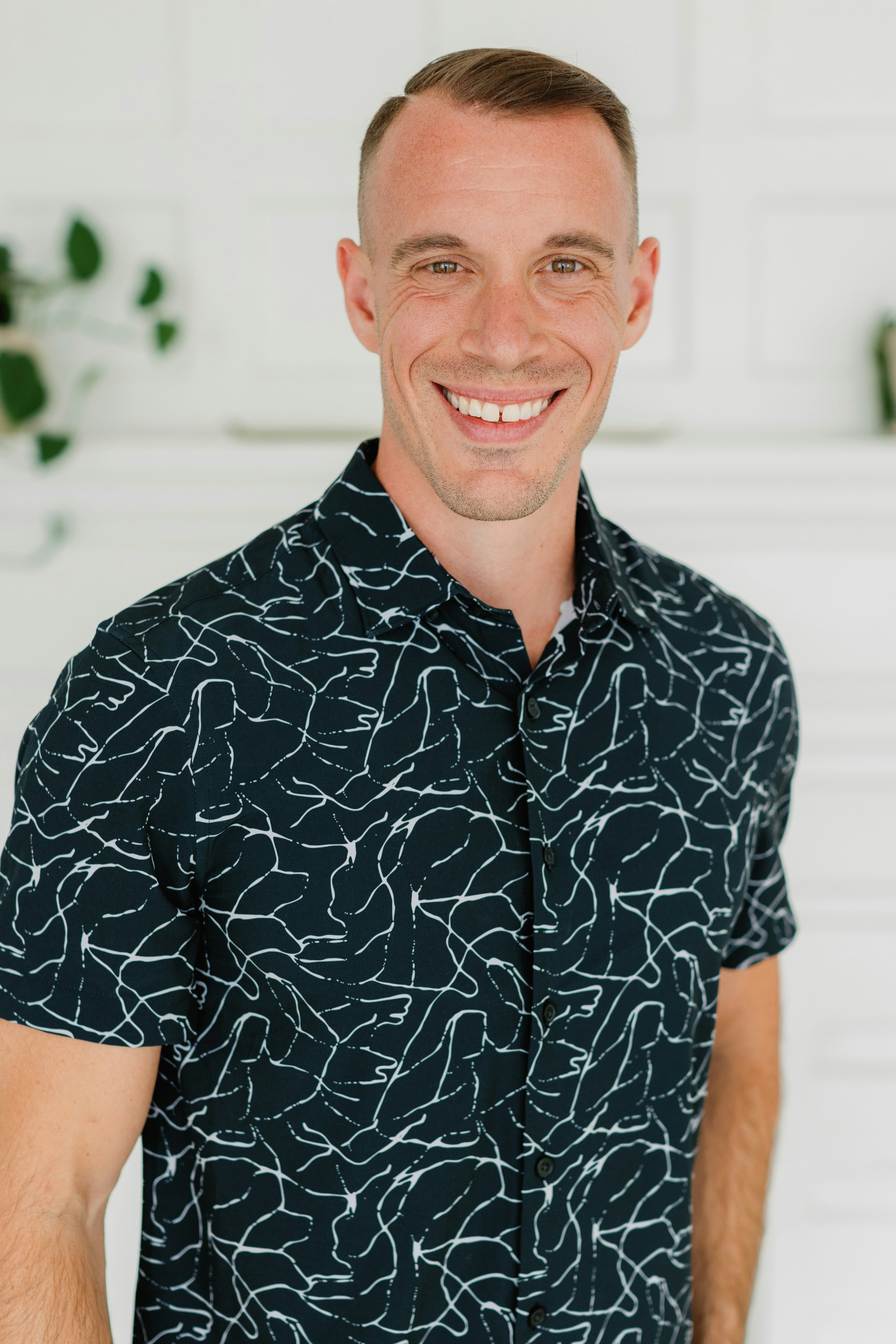 Un homme souriant pose pour une photo.