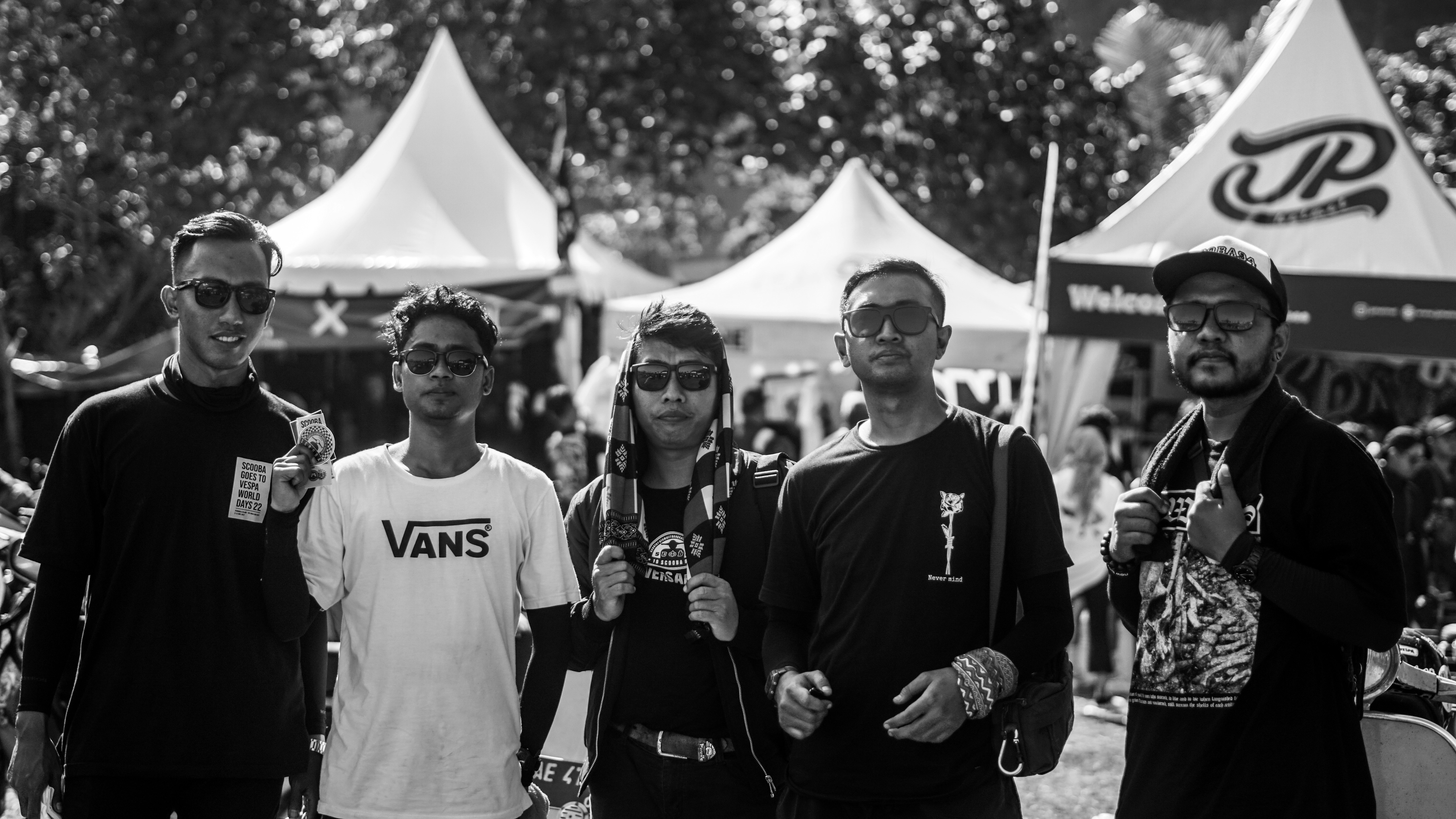Sekelompok teman berpose bersama di sebuah acara.