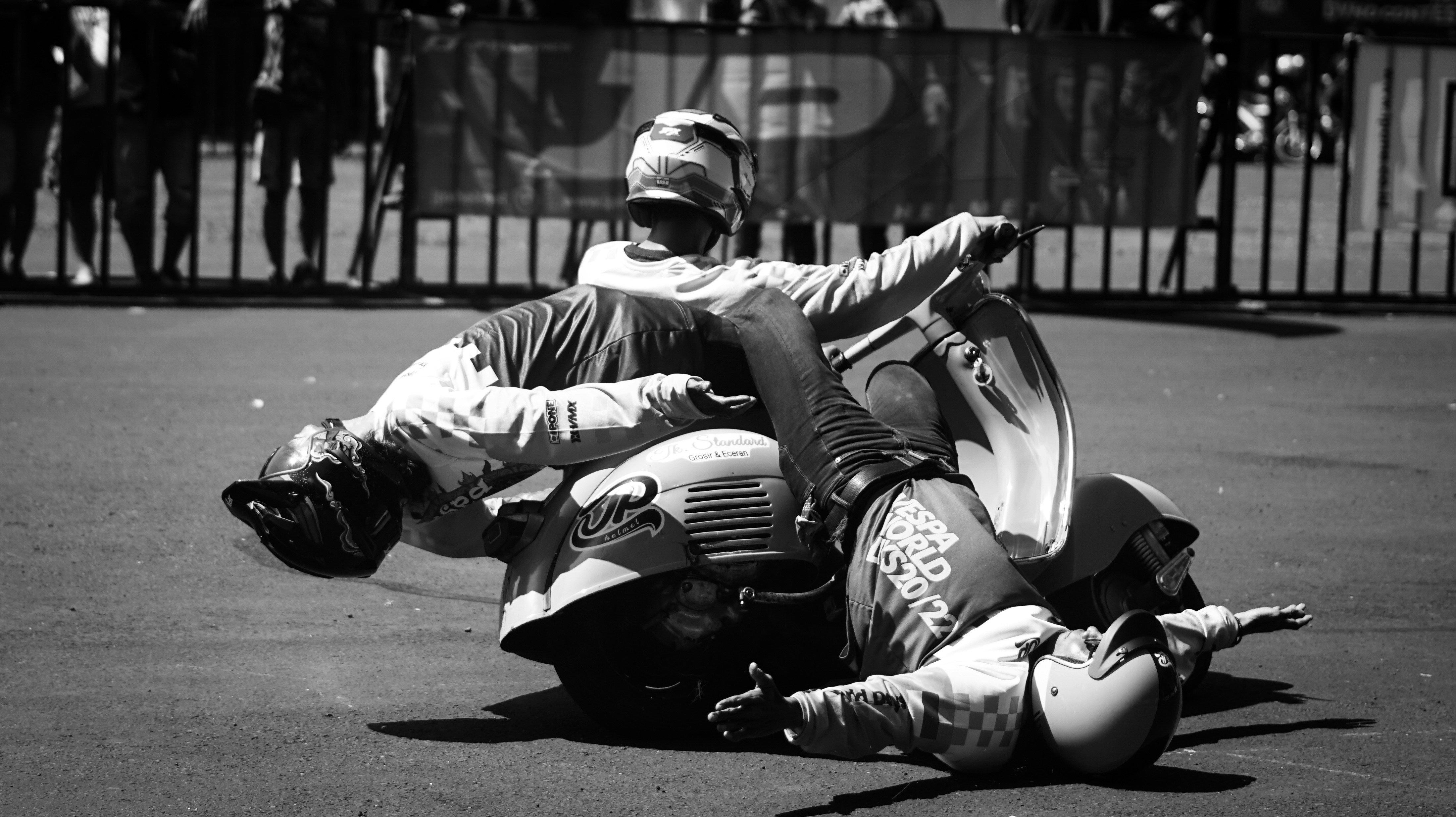Equipo de boxes realizando una parada en pits durante una carrera