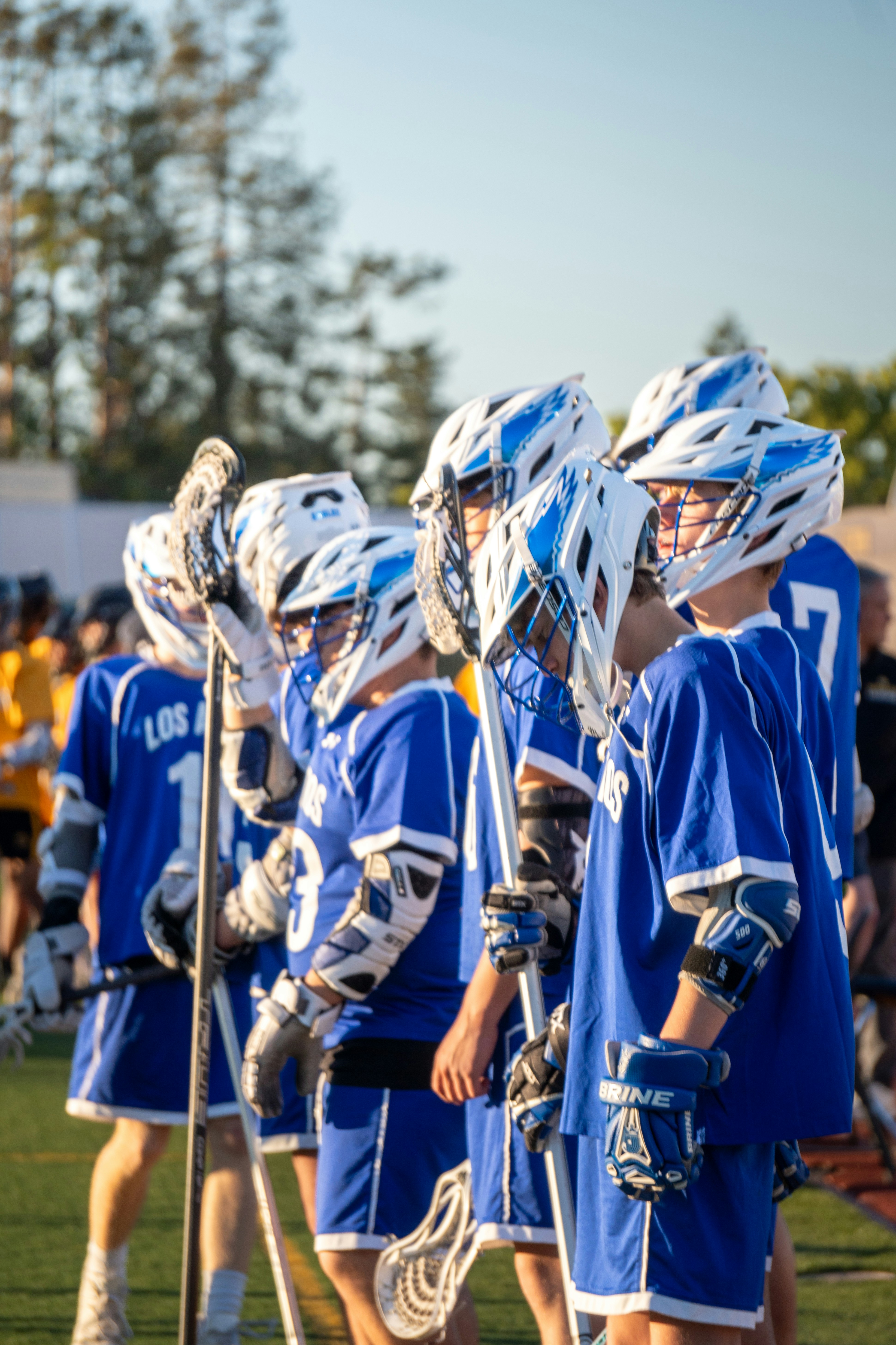 Los jugadores de lacrosse están juntos con sus uniformes.