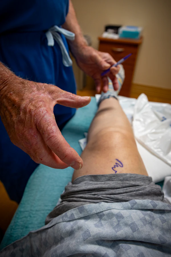 Joelho marcado para cirurgia sendo examinado