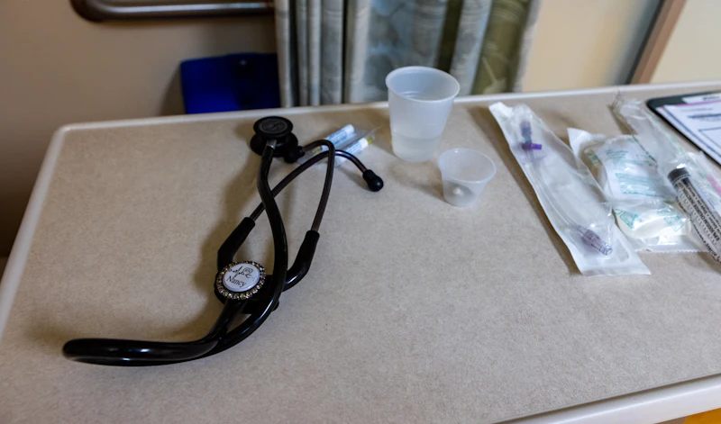 Instrumental médico sobre una mesa de sanatorio