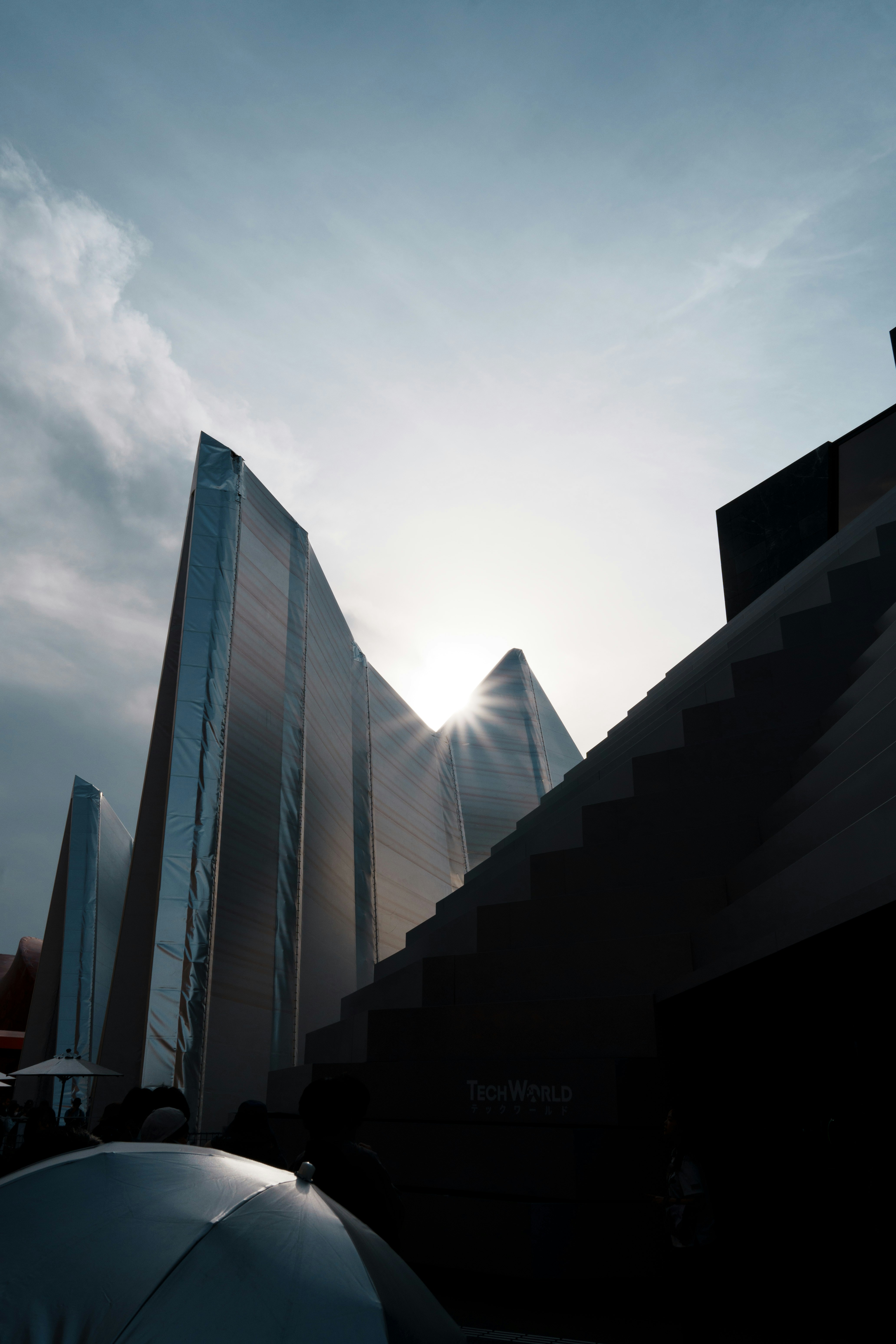 Il sole splende attraverso l'edificio architettonico moderno.