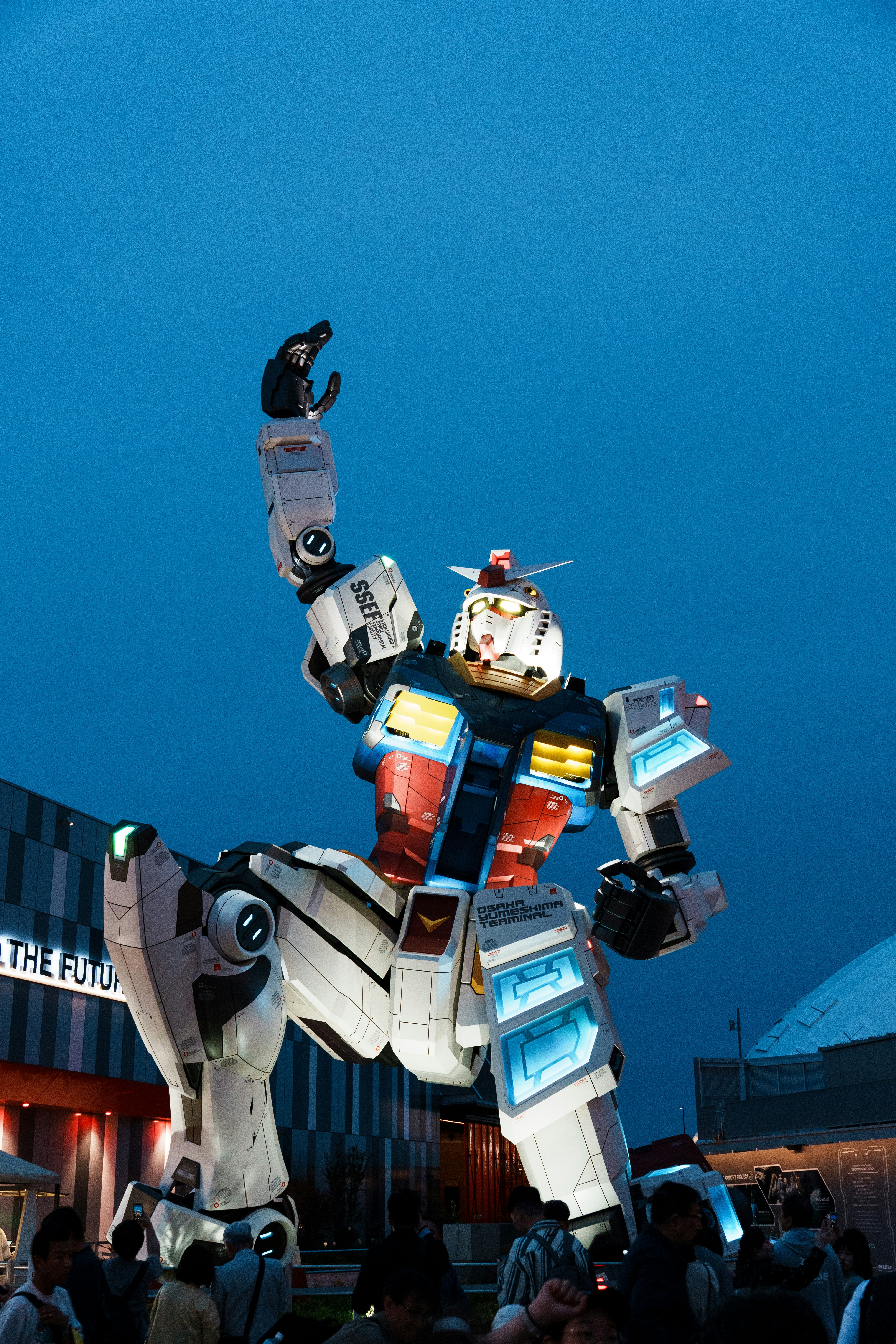 Il robot gigante di Gundam si erge alto di notte.