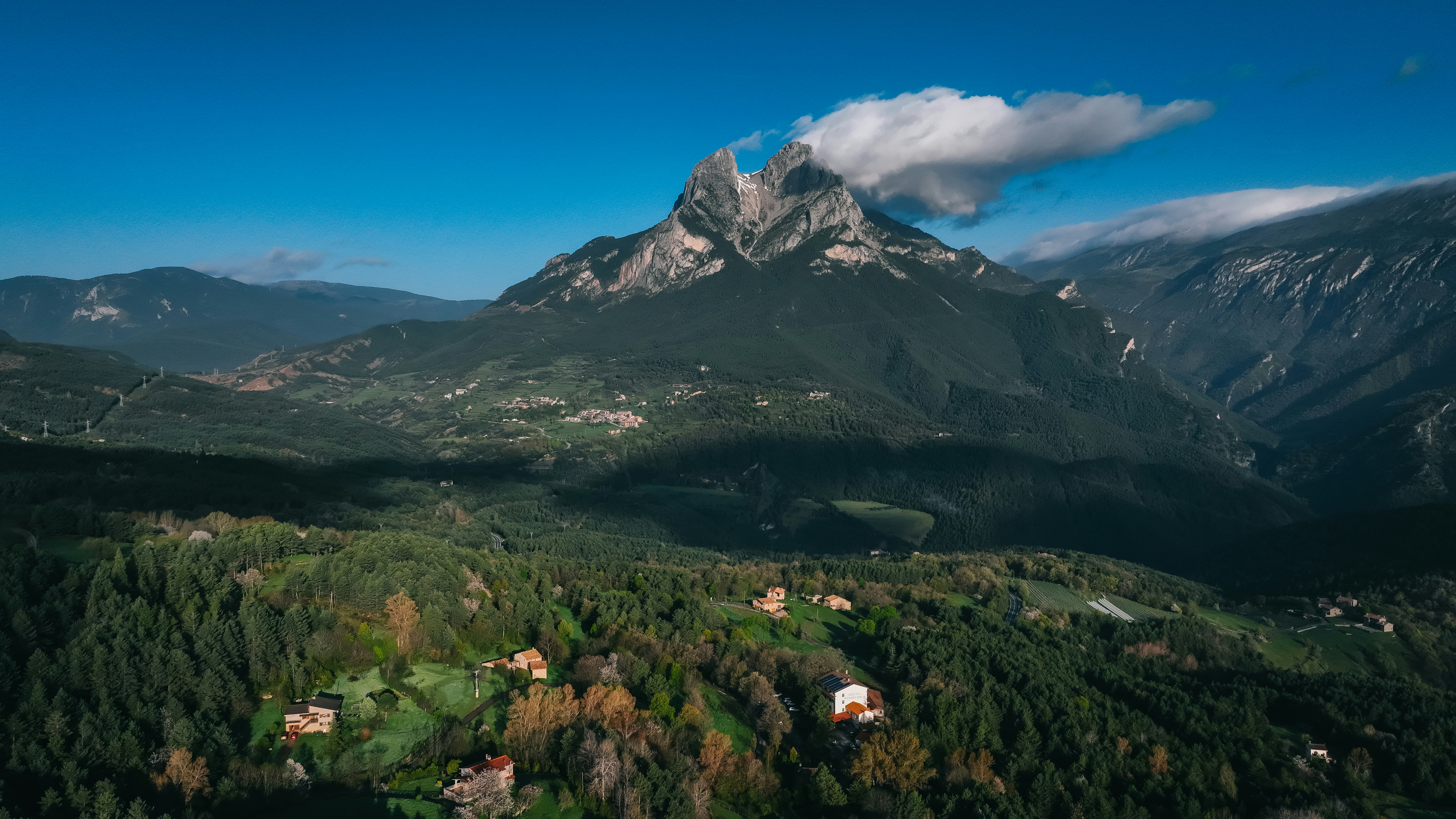 La maestosa vetta della montagna si affaccia su una valle verdeggiante.