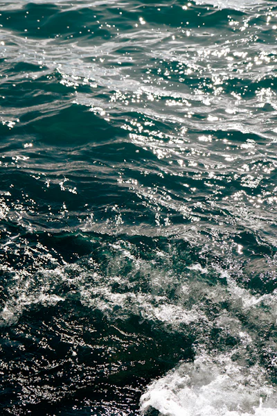 Солнечные блики на морской воде