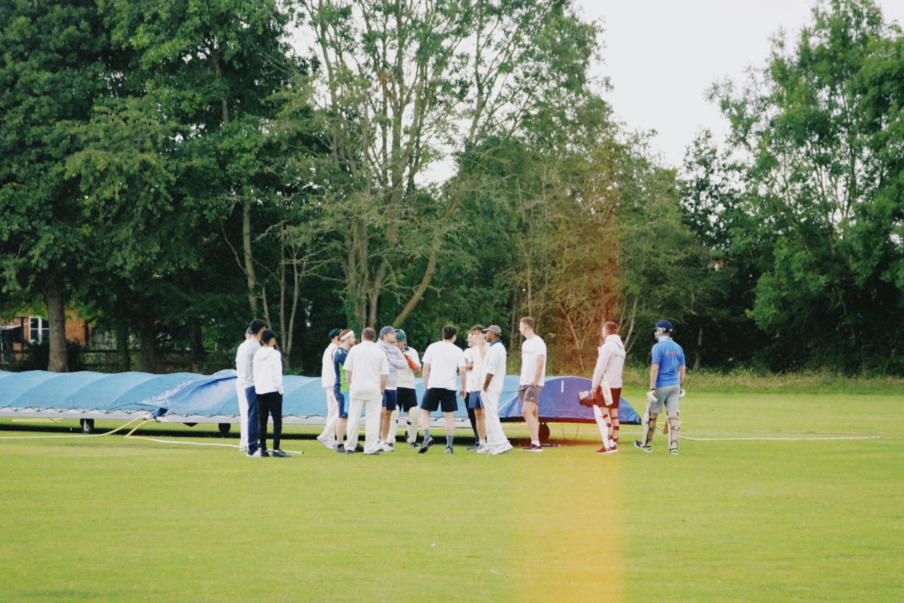 Pizarra táctica con fichas de fútbol antes de un entrenamiento