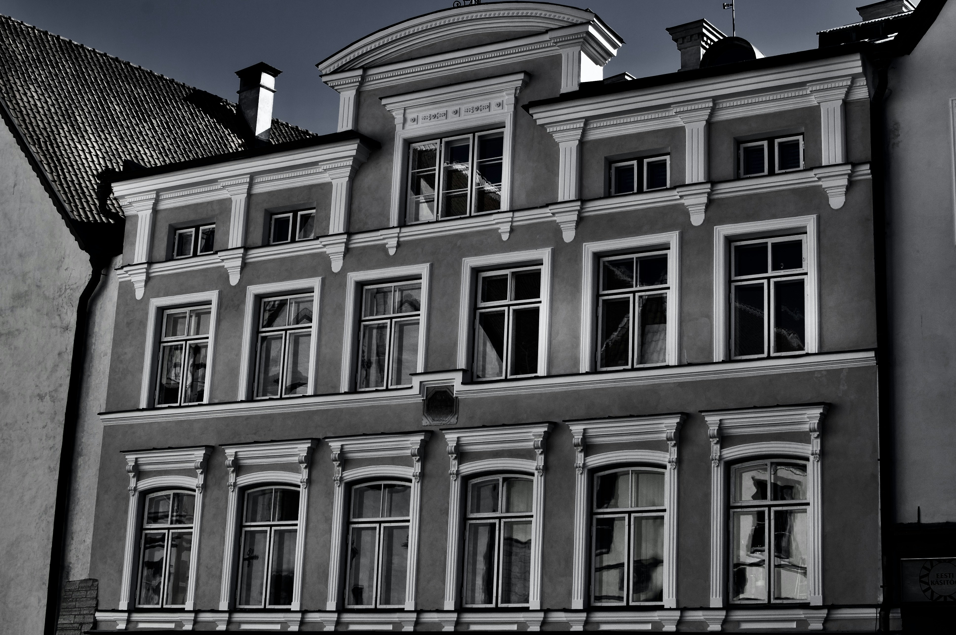 Se muestra la elegante fachada del edificio con muchas ventanas.