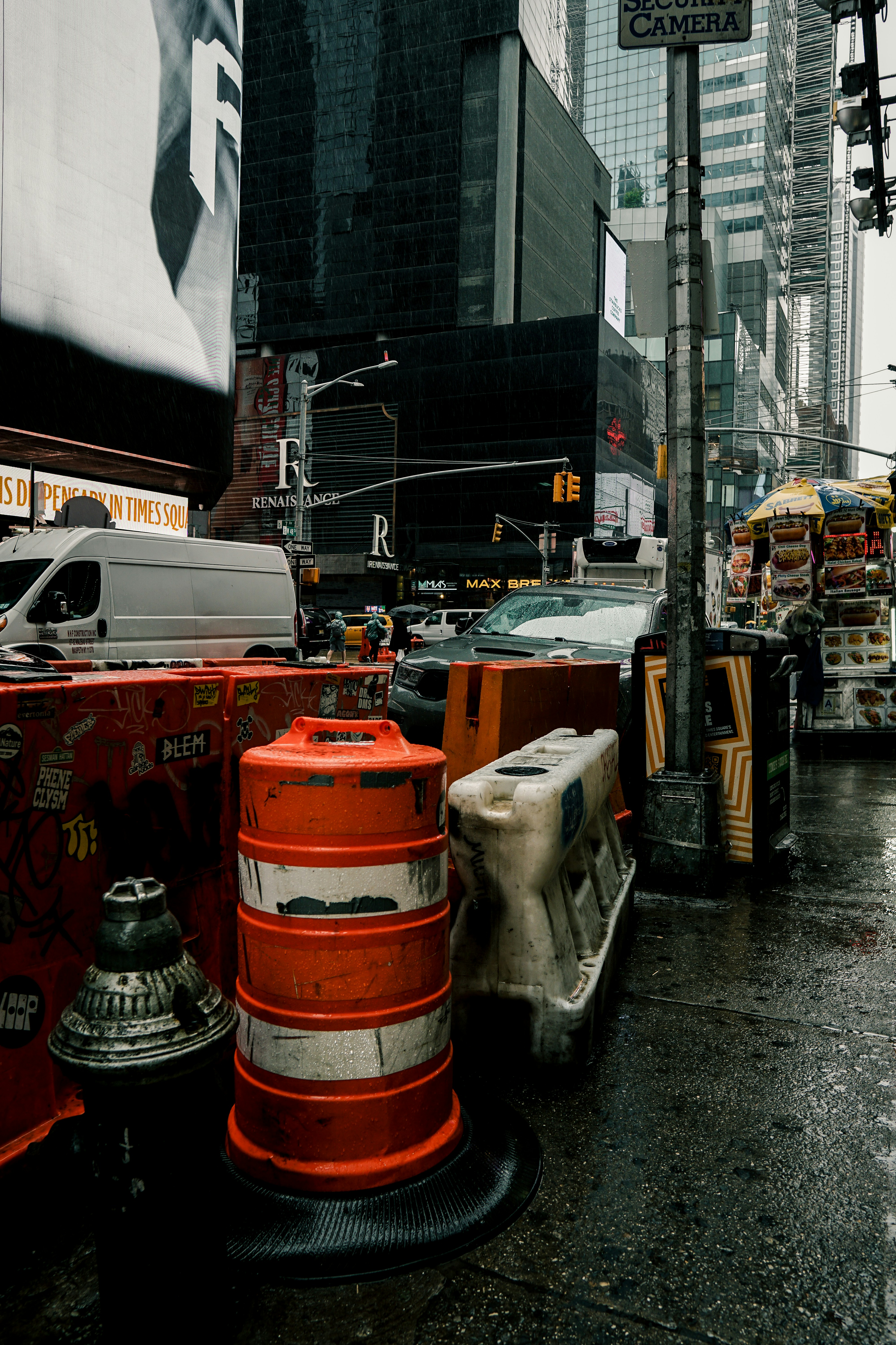 Times Square, kota New York, pada hari hujan.