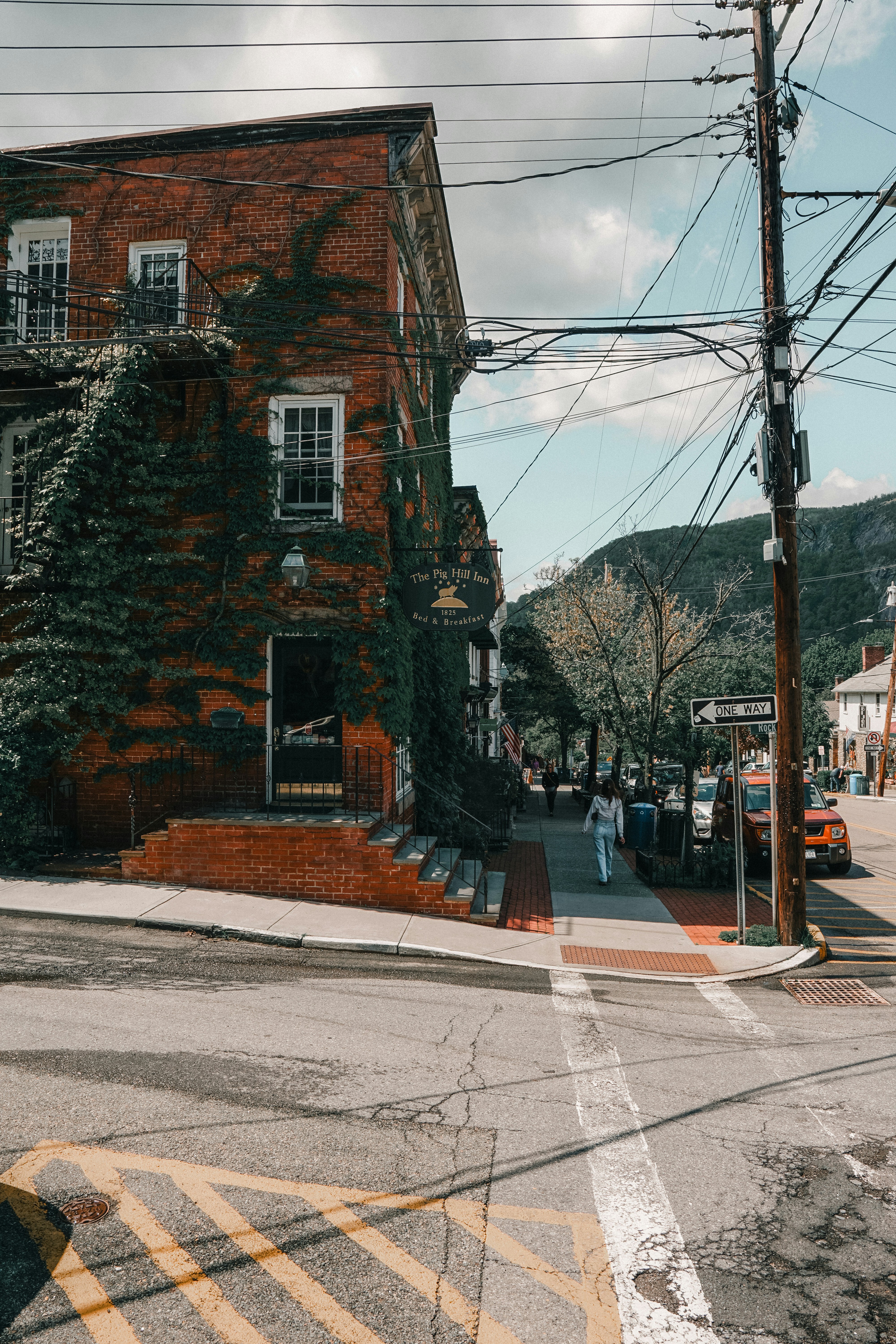 맑은 하늘을 가진 벽돌 건물과 거리.