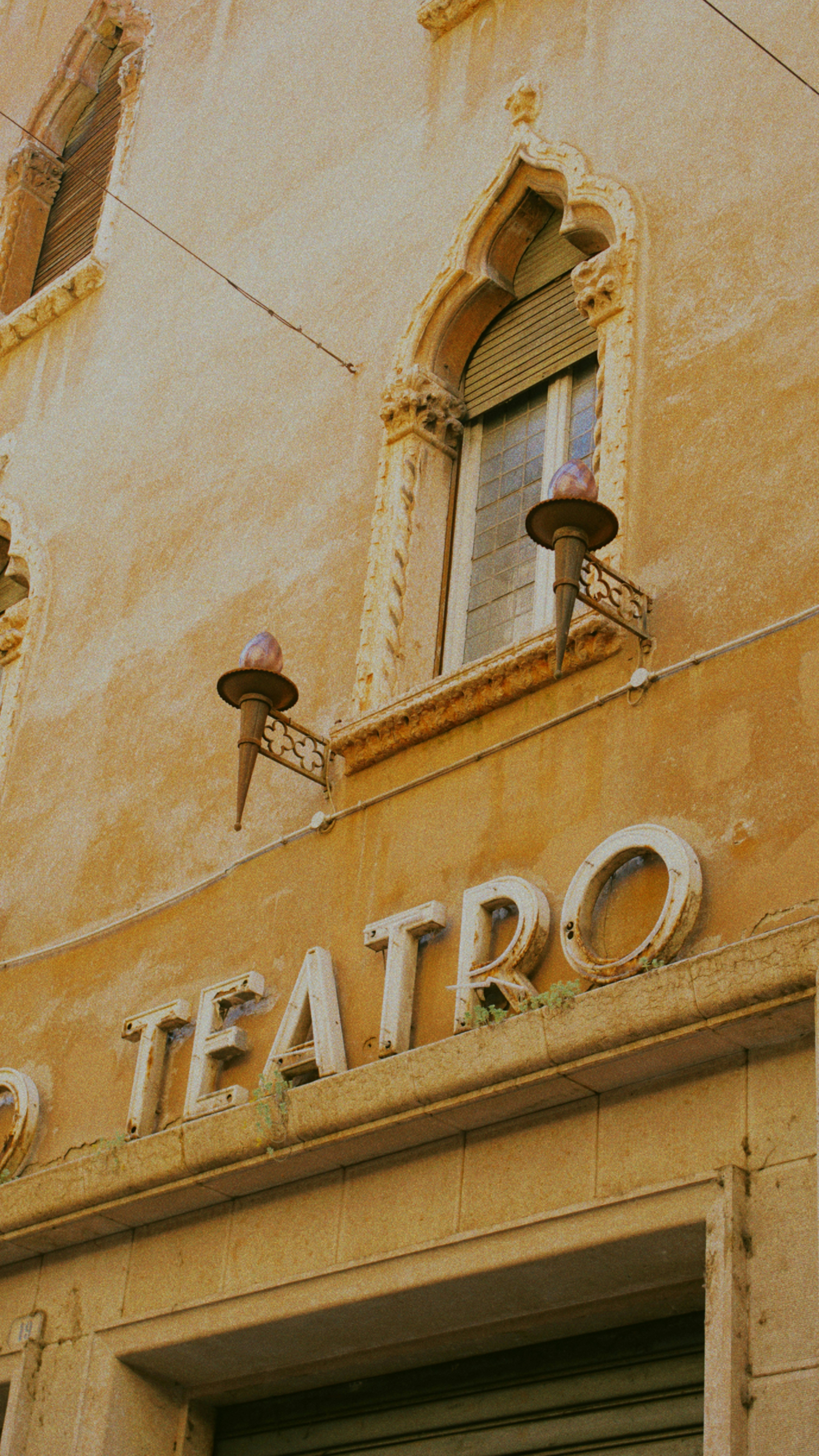 A building with "teatro" sign