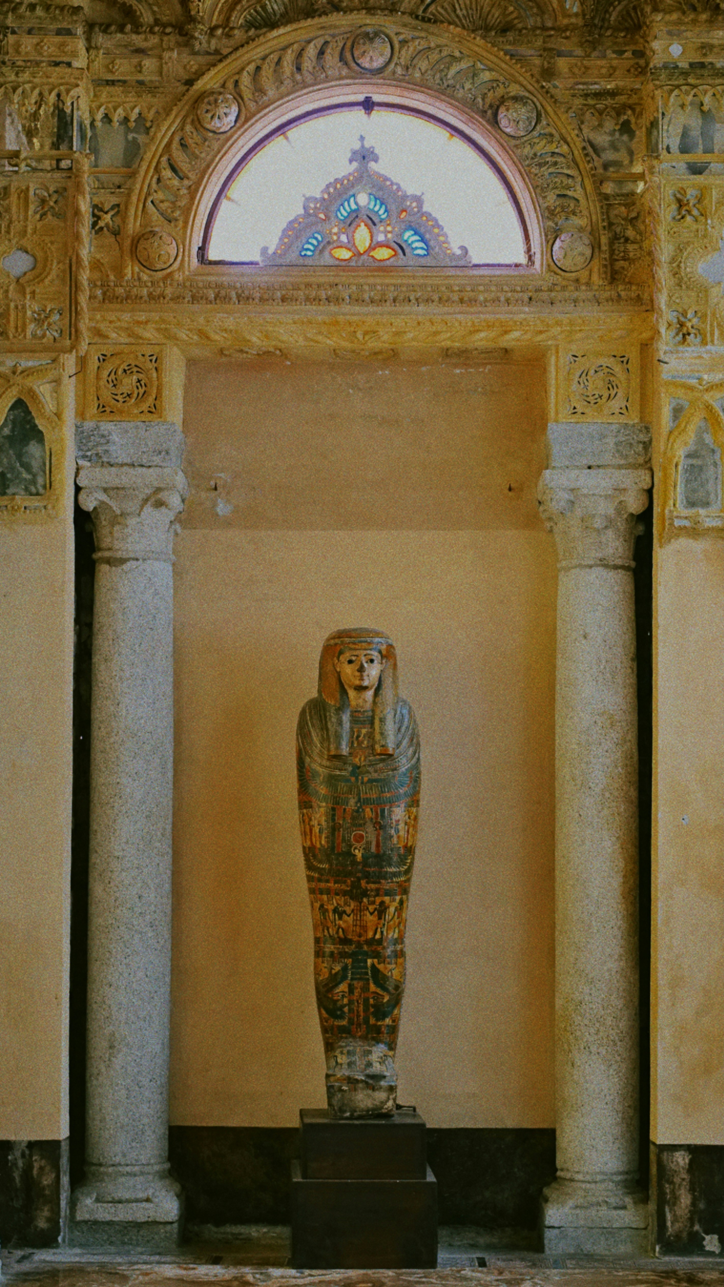 Ausgestellt ist ein antiker ägyptischer Sarkophag.