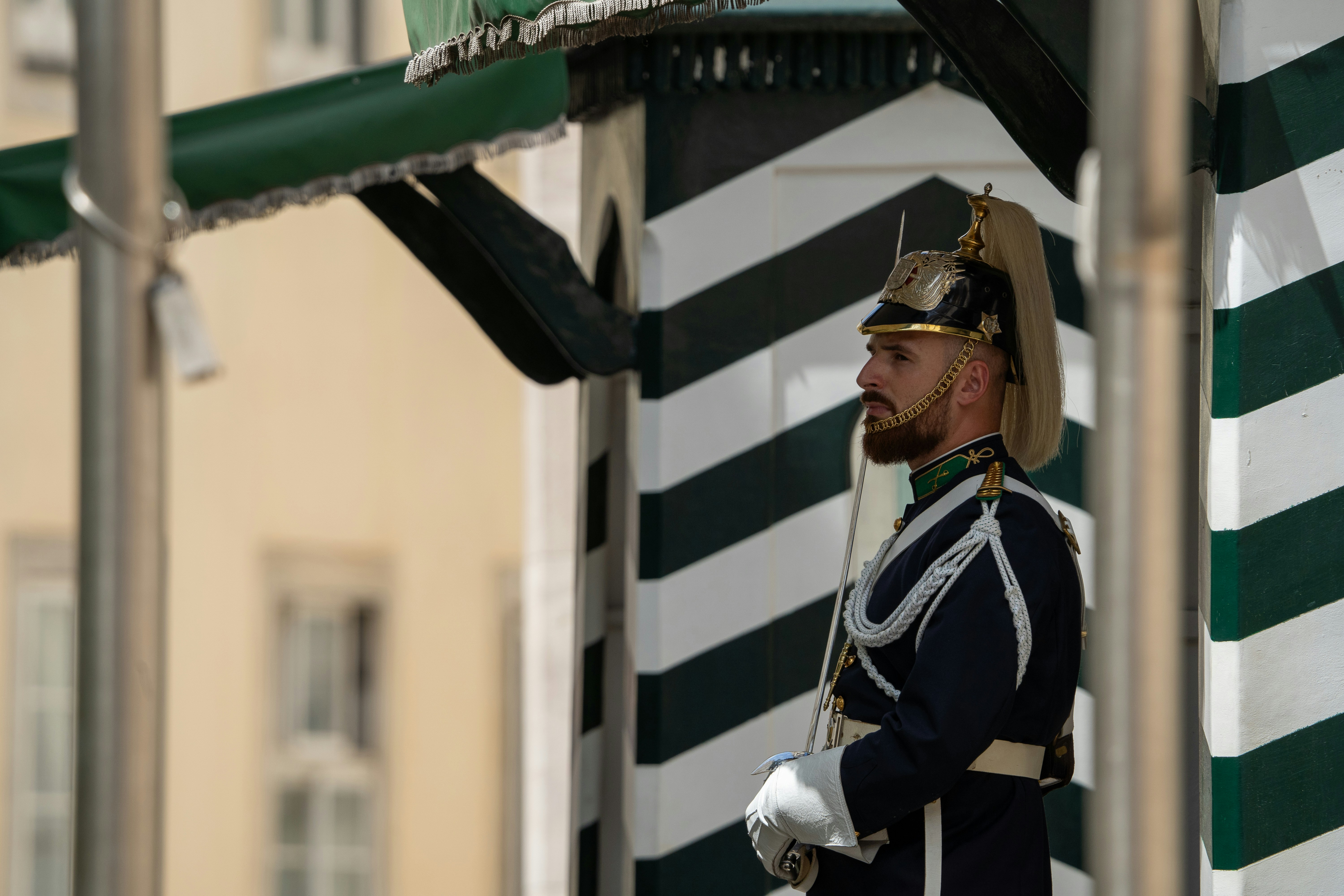 Un soldat monte la garde à son poste.