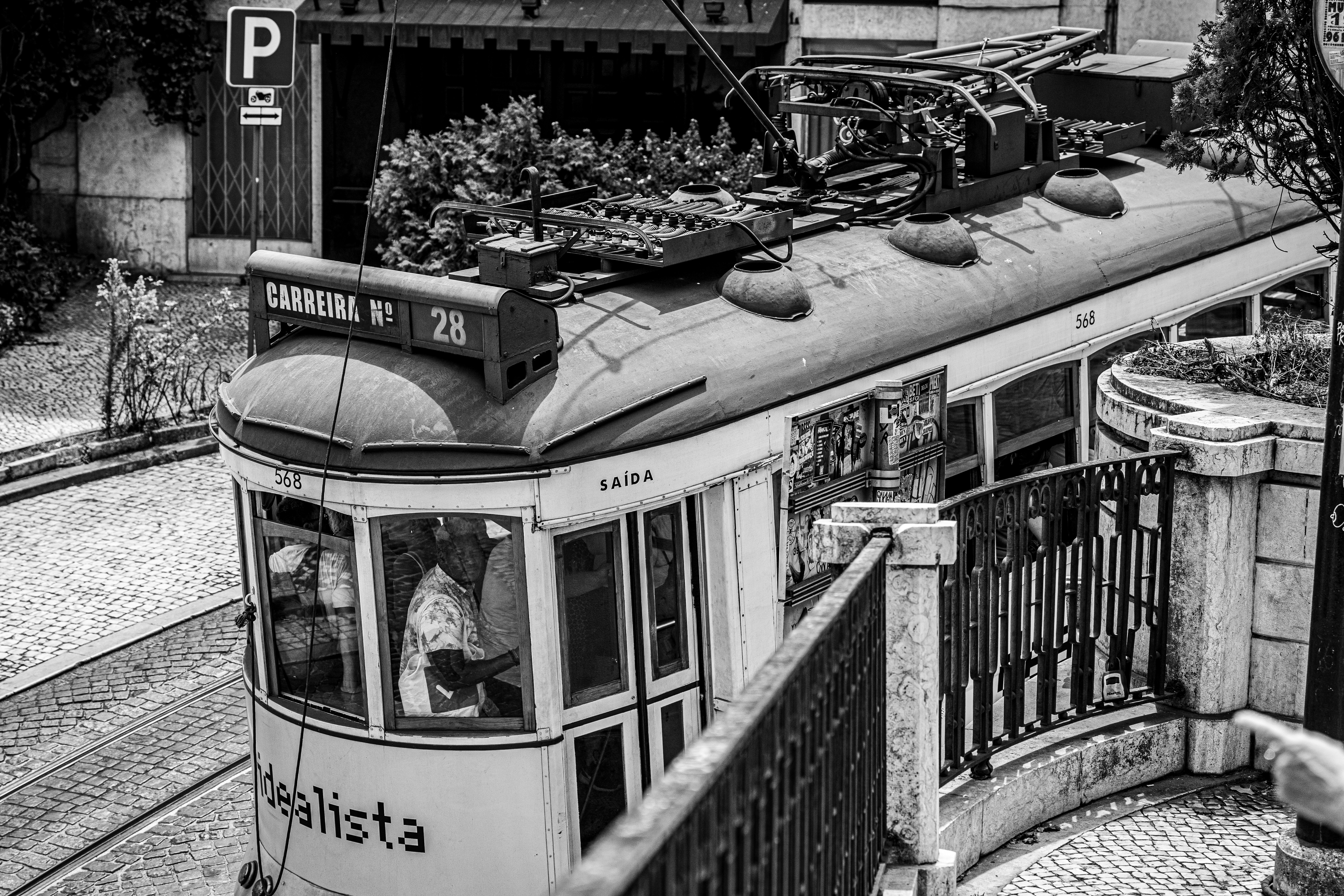 Un tramway d’époque circule dans les rues de la ville.