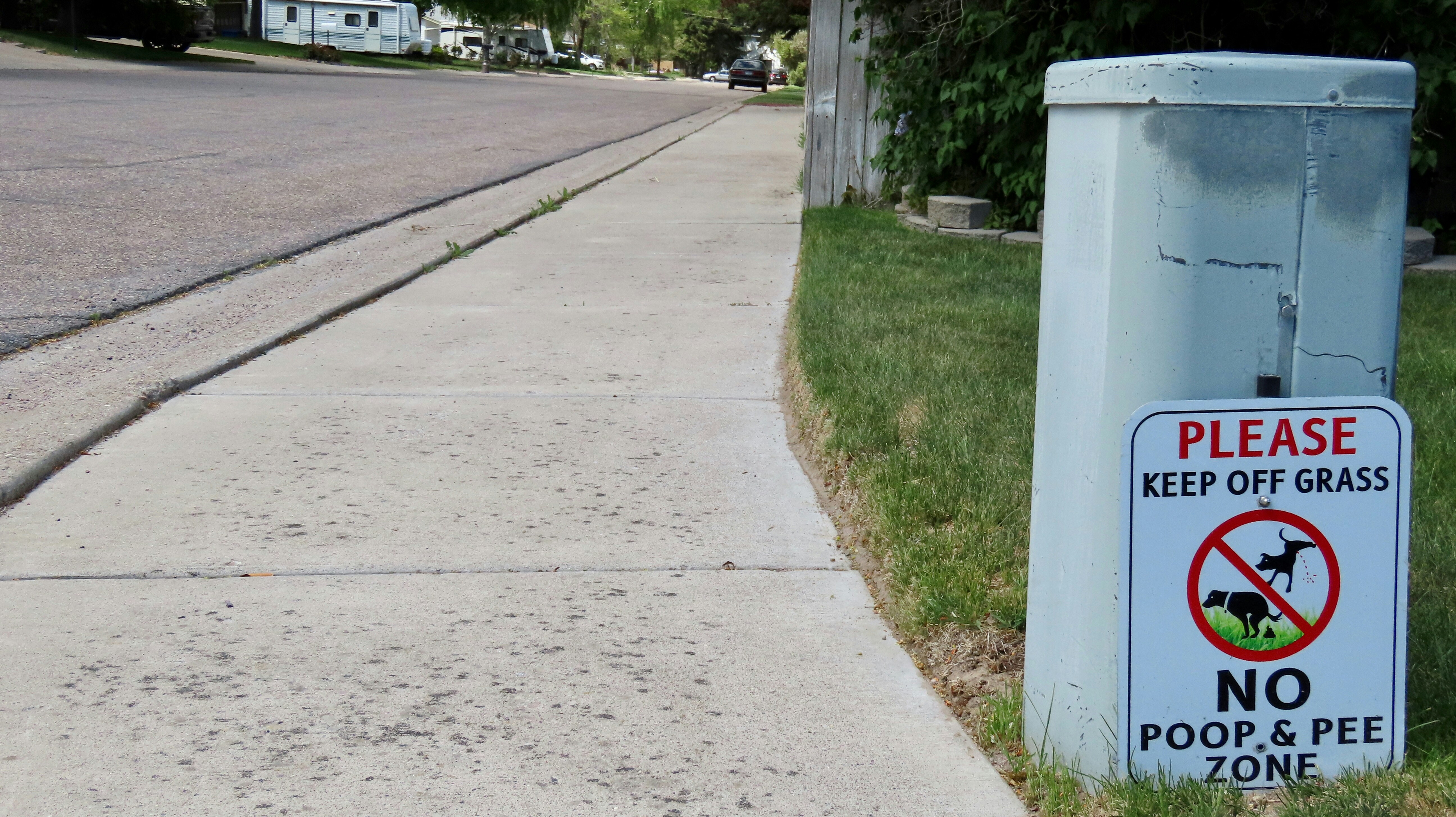 A Please Keep of Grass, No Poop \u0026 Pee Zone Sign