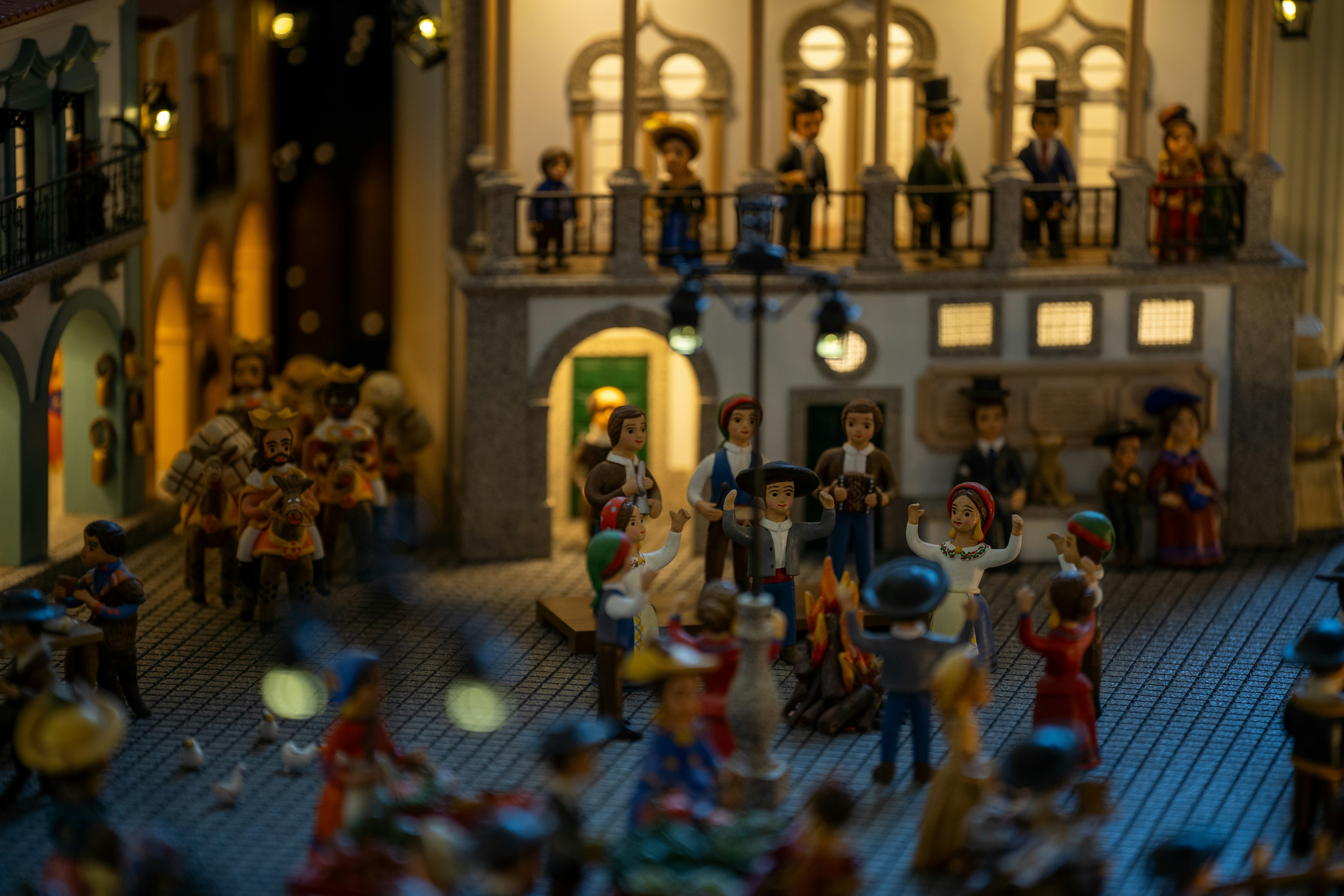 Des figurines miniatures sont installées dans une scène de rue.