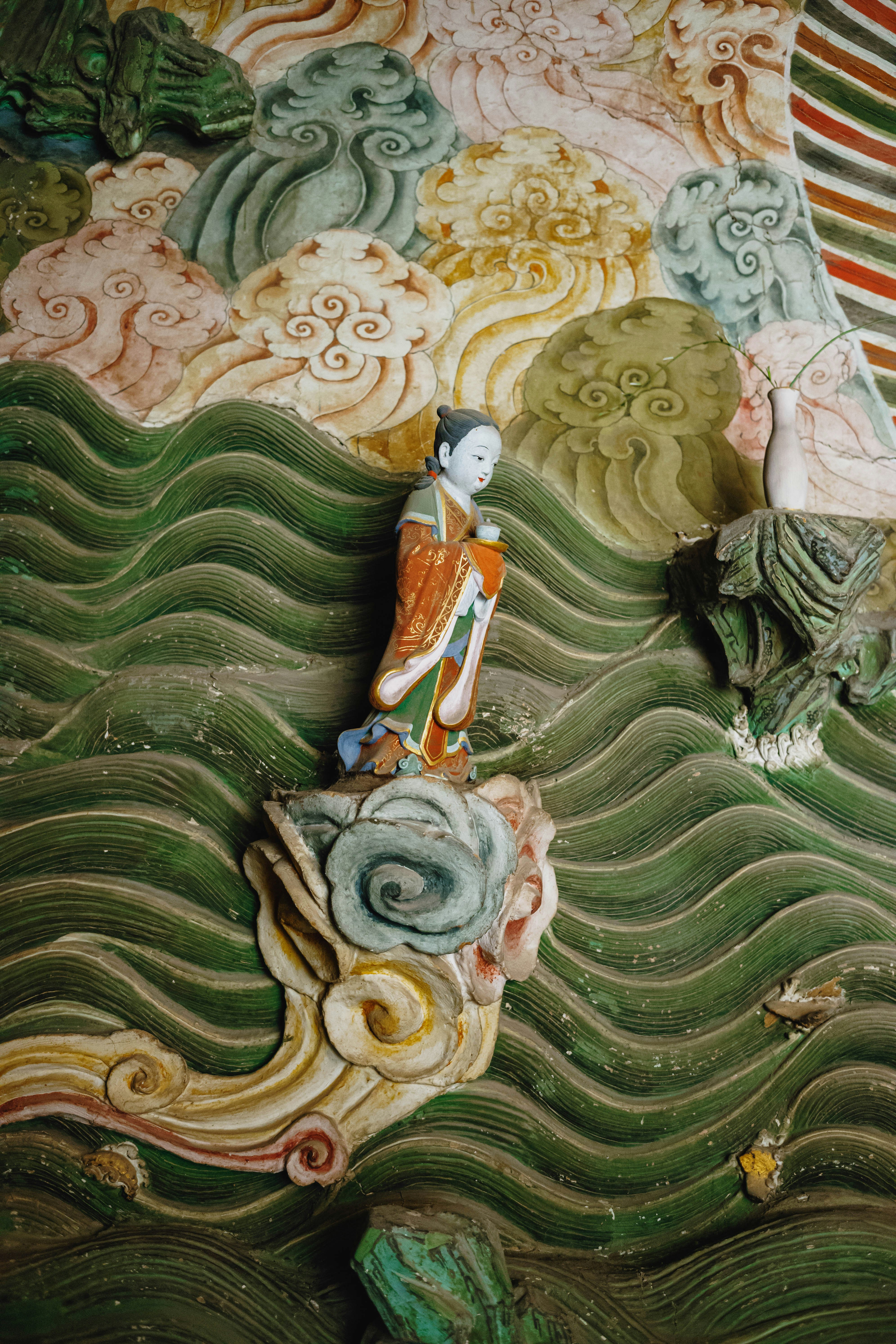 A sculpture depicts a figure surrounded by waves. photo – Free Image on ...