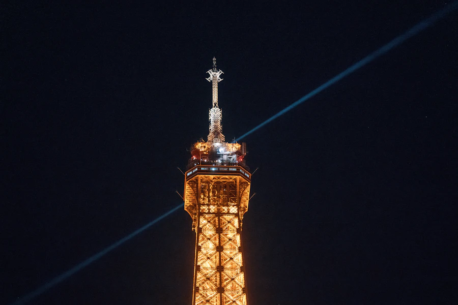 Torre Eiffel iluminada à noite