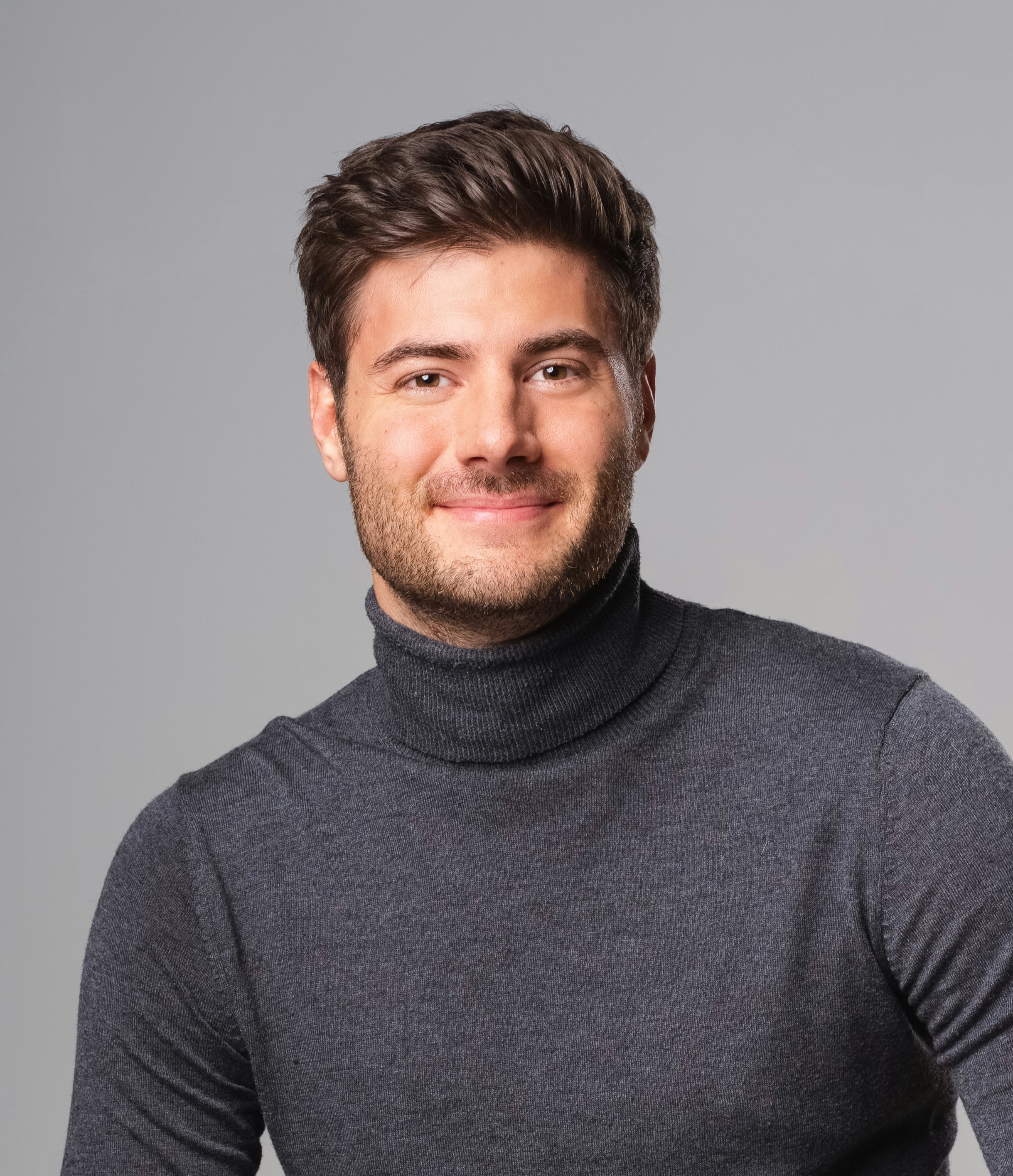 잘생긴 남자가 카메라를 향해 미소 짓고 있습니다. 사진 – Unsplash의 무료 이미지