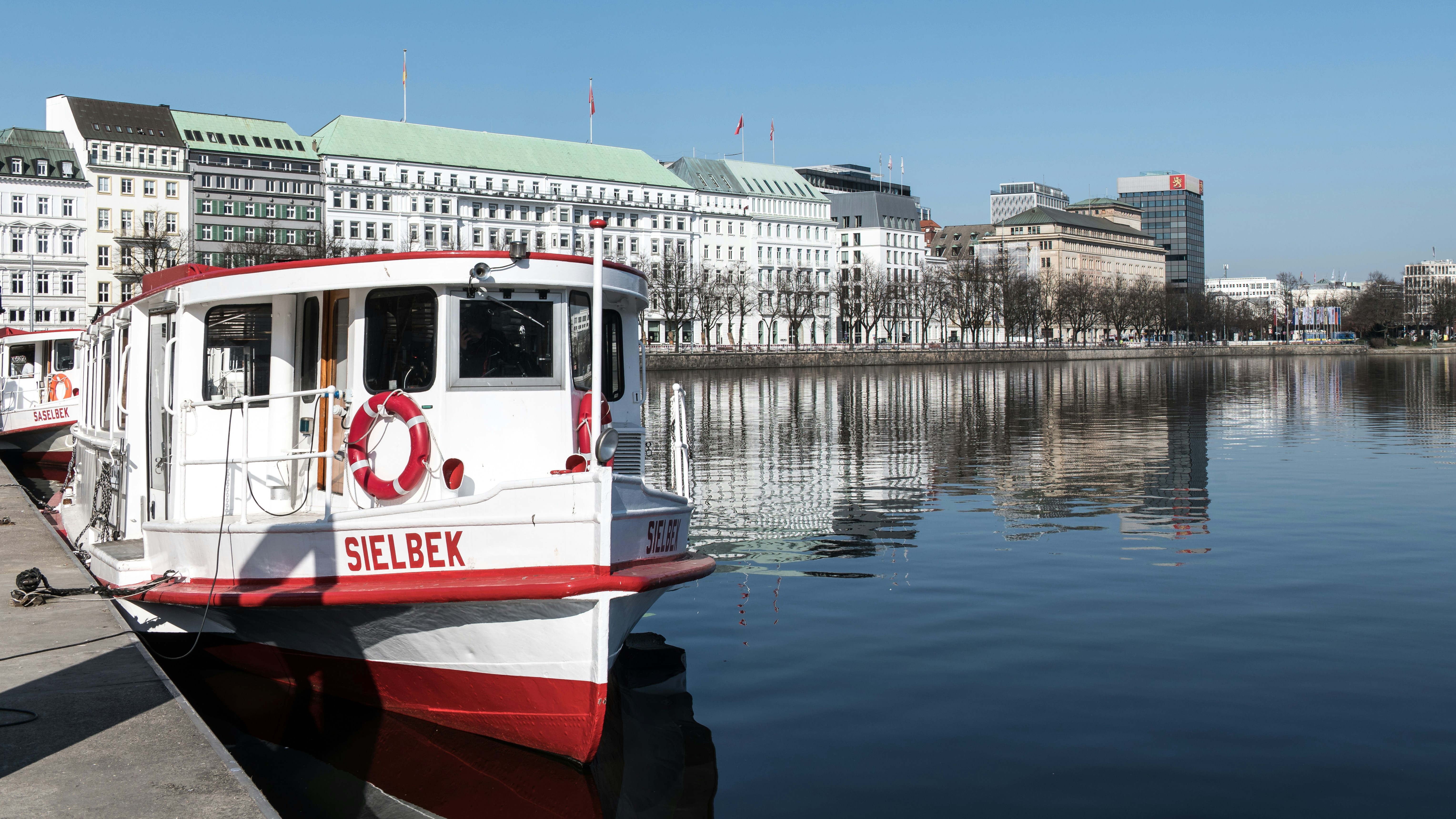 Un bateau repose paisiblement sur l’eau.