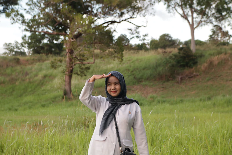 Mujer bella disfrutando del aire libre