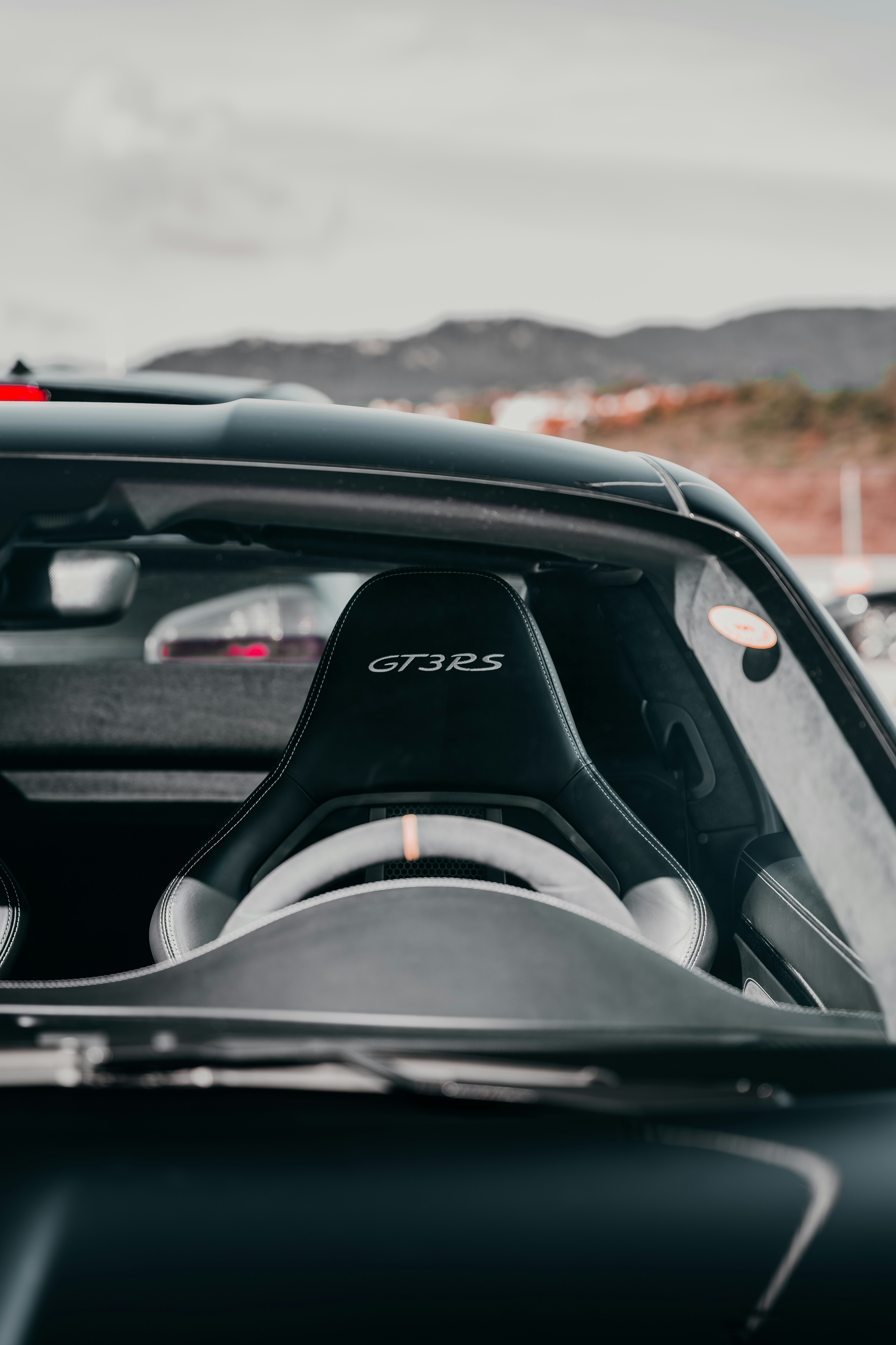 Um assento porsche gt3rs visto de frente.