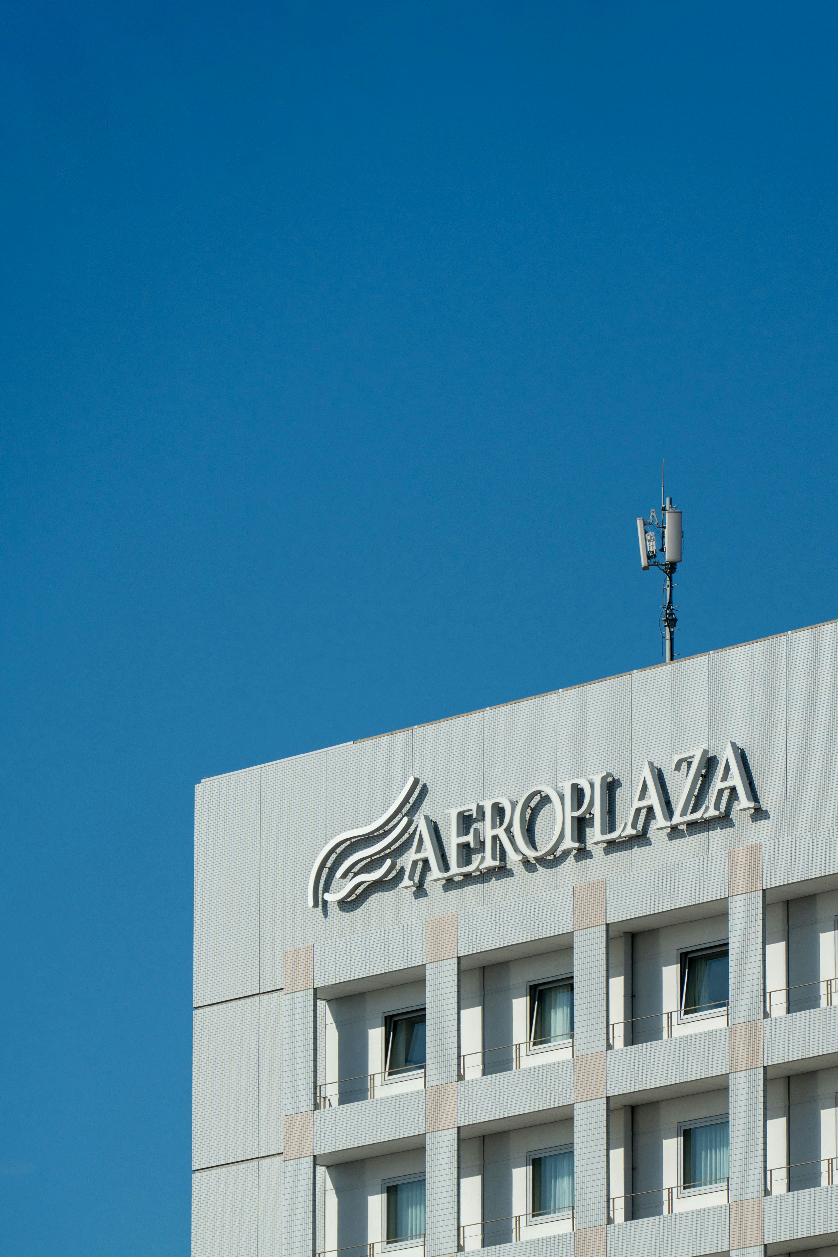 Barclays Maintains Overweight on Booking Holdings, Raises Price Target to $6250